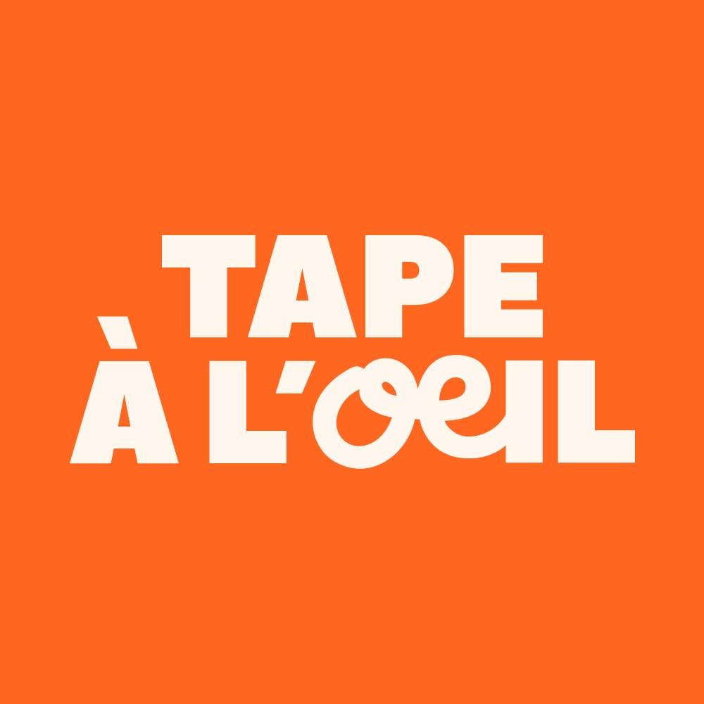 Texte blanc sur fond orange disant "TAPE À L'OEIL".