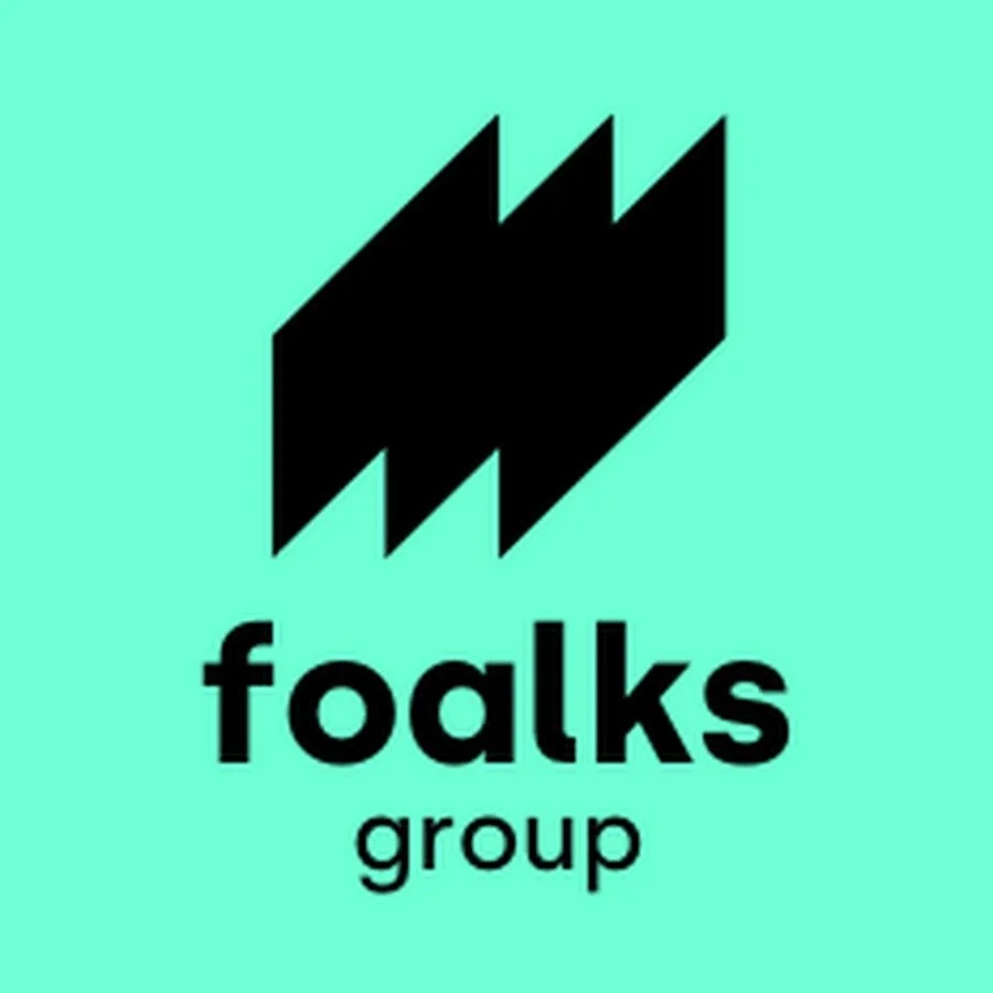 Logo avec un symbole graphique noir et le texte ‘foalks group’ sur un fond turquoise.