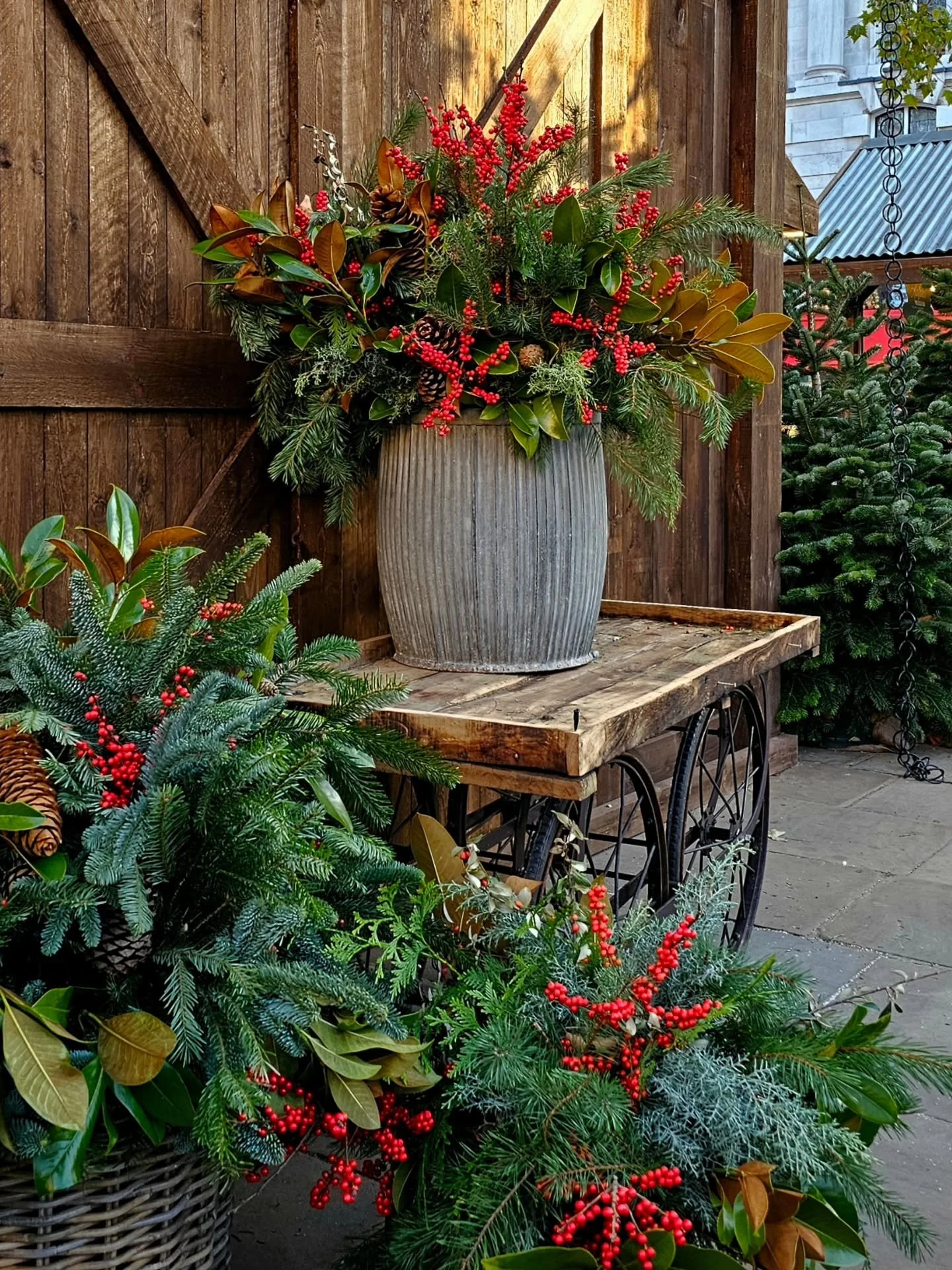 Couldn&rsquo;t have picked a better day to visit a few of my favourite suppliers along the King&rsquo;s Road yesterday. Sunny skies, Christmas decorations out, and my first mulled wine of the season to wrap it up.

#interiorfurniture
#edition169 #poo