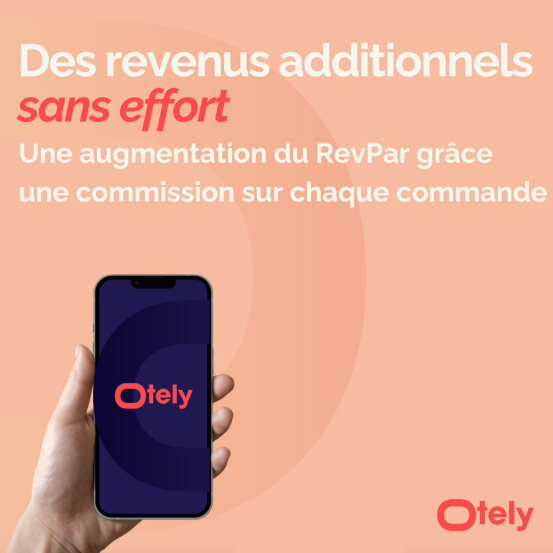 Visuel promotionnel d’Otely avec un fond beige/orangé. Texte : 'Des revenus additionnels sans effort - Une augmentation du RevPar grâce à une commission sur chaque commande'. Un smartphone affichant le logo Otely est tenu par une main.