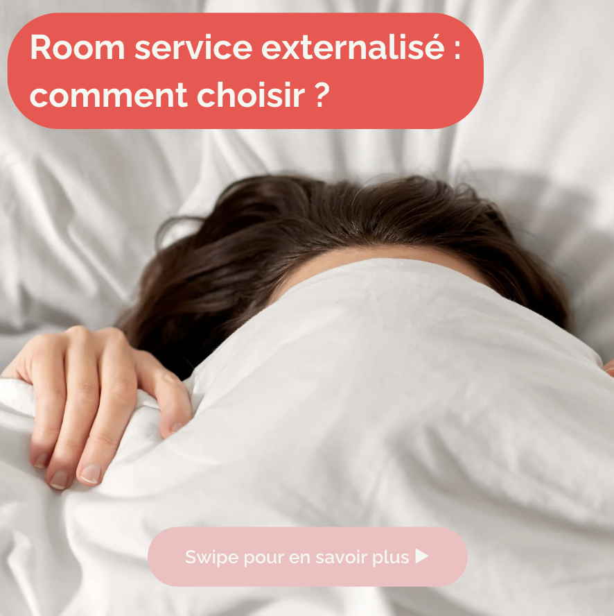 Texte : "Room Service externalisé : comment choisir?" femme dans son lit qui se couche sous la couette