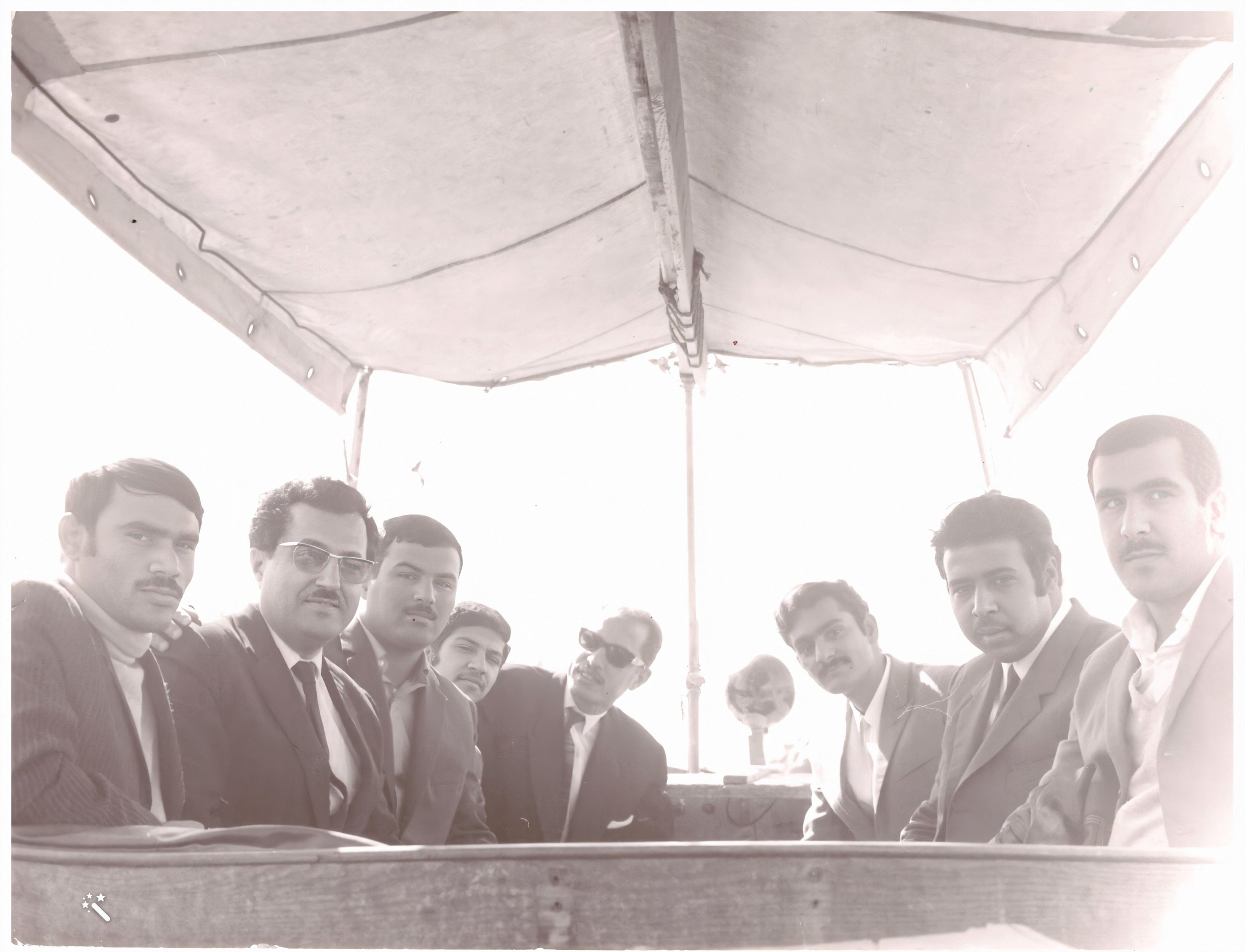طلبة المعهد الزراعي مع الأستاذ خالد عيد في رحلة تعليمية إلى جمهورية مصر العربية
صورة من أرشيف المرحوم الأستاذ خالد عيد أحمد عيد
يظهر في الصورة من اليمين فيصل المخيزيم ونخيلان النخيلان ومهدي بهبهاني ومن اليسار يونس بارون والأستاذ خالد عيد وعلي سعود ال