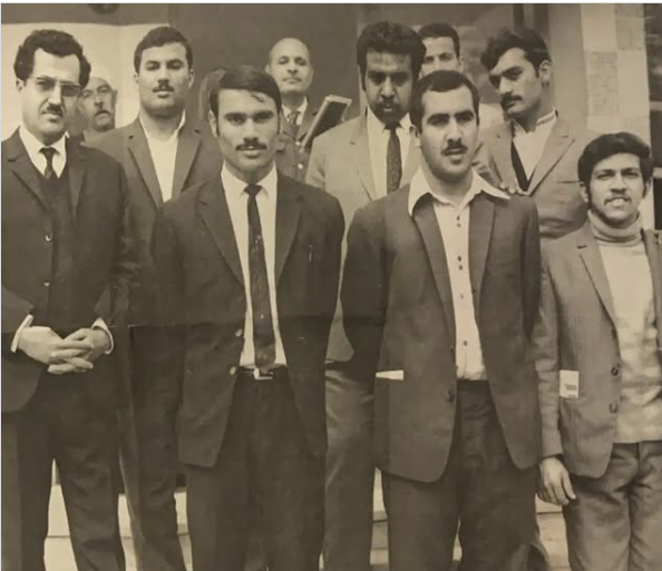 طلبة المعهد الزراعي الذي كان موجودا قبل ظهور الهيئة العامة للتعليم التطبيقي وكان طلبة المعهد في رحلة إلى القاهرة عام 1972 وهم من اليمين
1- رضي دشتي
2- فيصل المخيزيم
3- يونس بارون
4- المرحوم الاستاذ خالد عيد رحمه الله
الصف الخلفي من اليمين :
1- مهدي