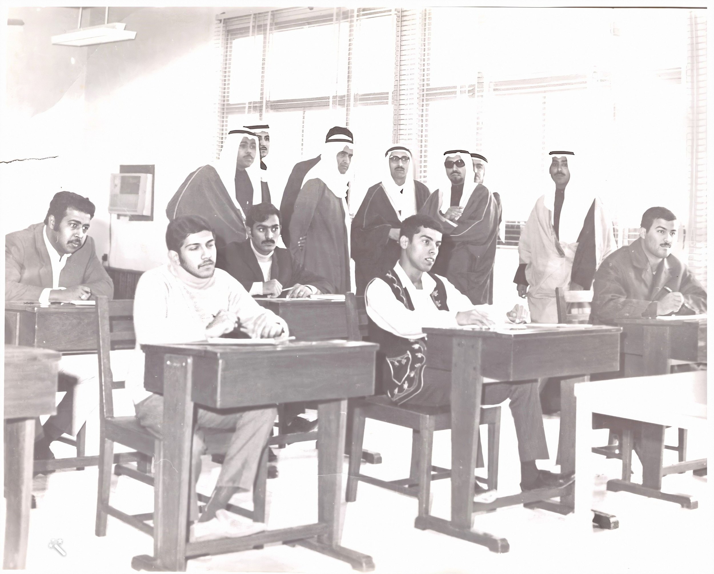 في إحدى قاعات التدريس في المعهد الزراعي في الستينات ويظهر صاحب السمو الشيخ مشعل الأحمد وسمو الشيخ جابر الأحمد