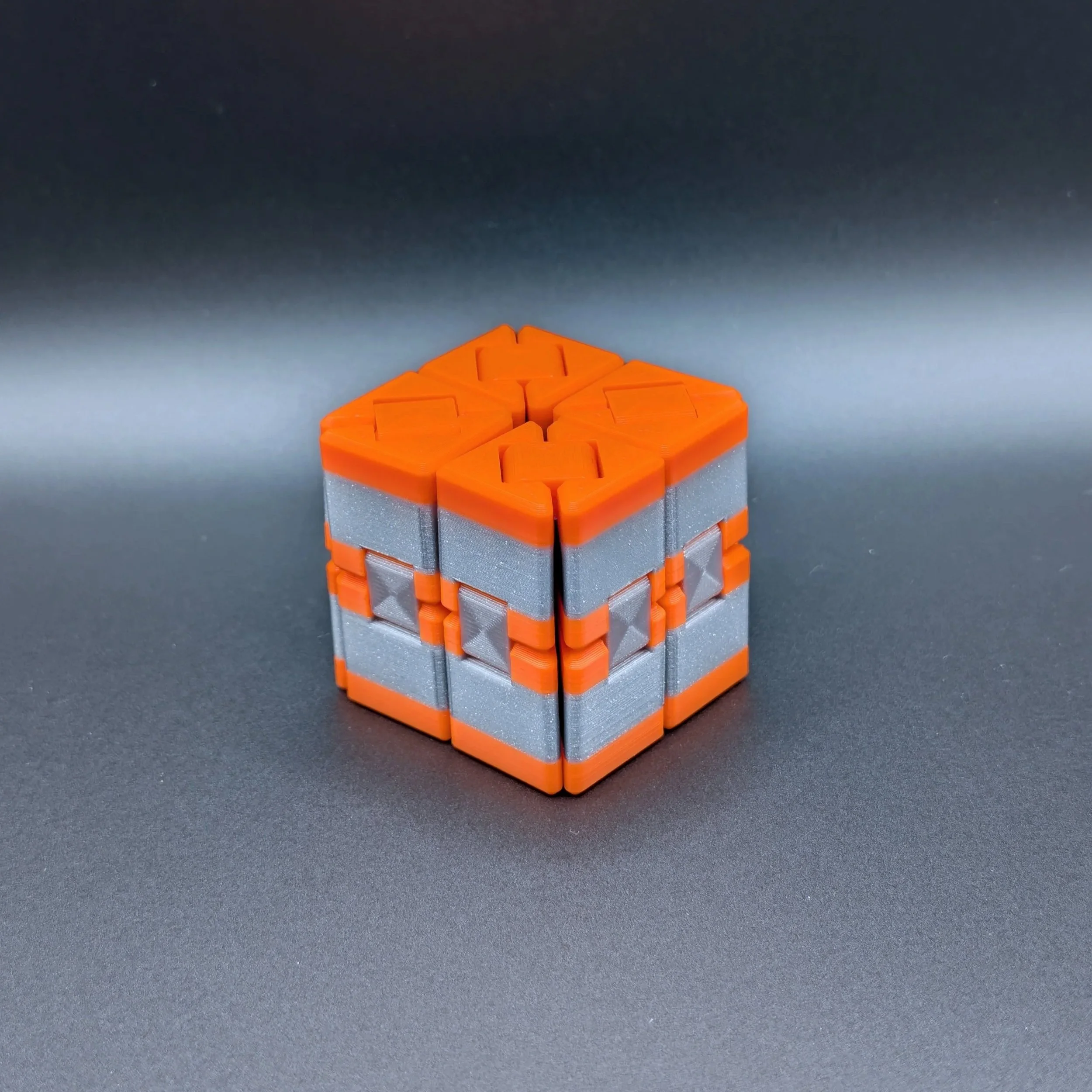 Ultimate Fidget Cube in Prusa Orange / Galaxy Grey, zusammengefaltet als kompakter Würfel – 3D-gedrucktes Fidget Toy von Die Graue Wand