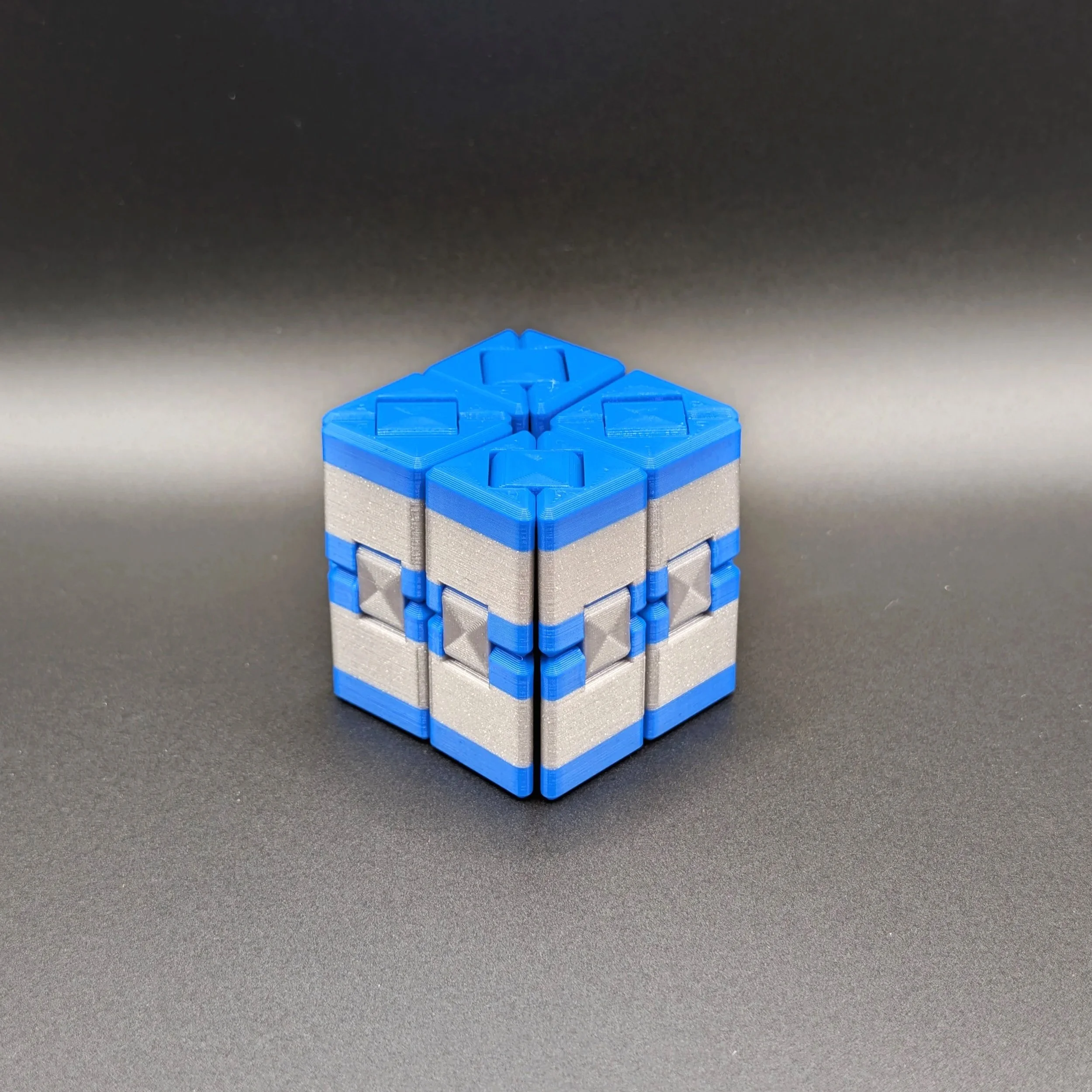 Ultimate Fidget Cube in Blue / Galaxy Grey, zusammengefaltet als kompakter Würfel – 3D-gedrucktes Fidget Toy von Die Graue Wand