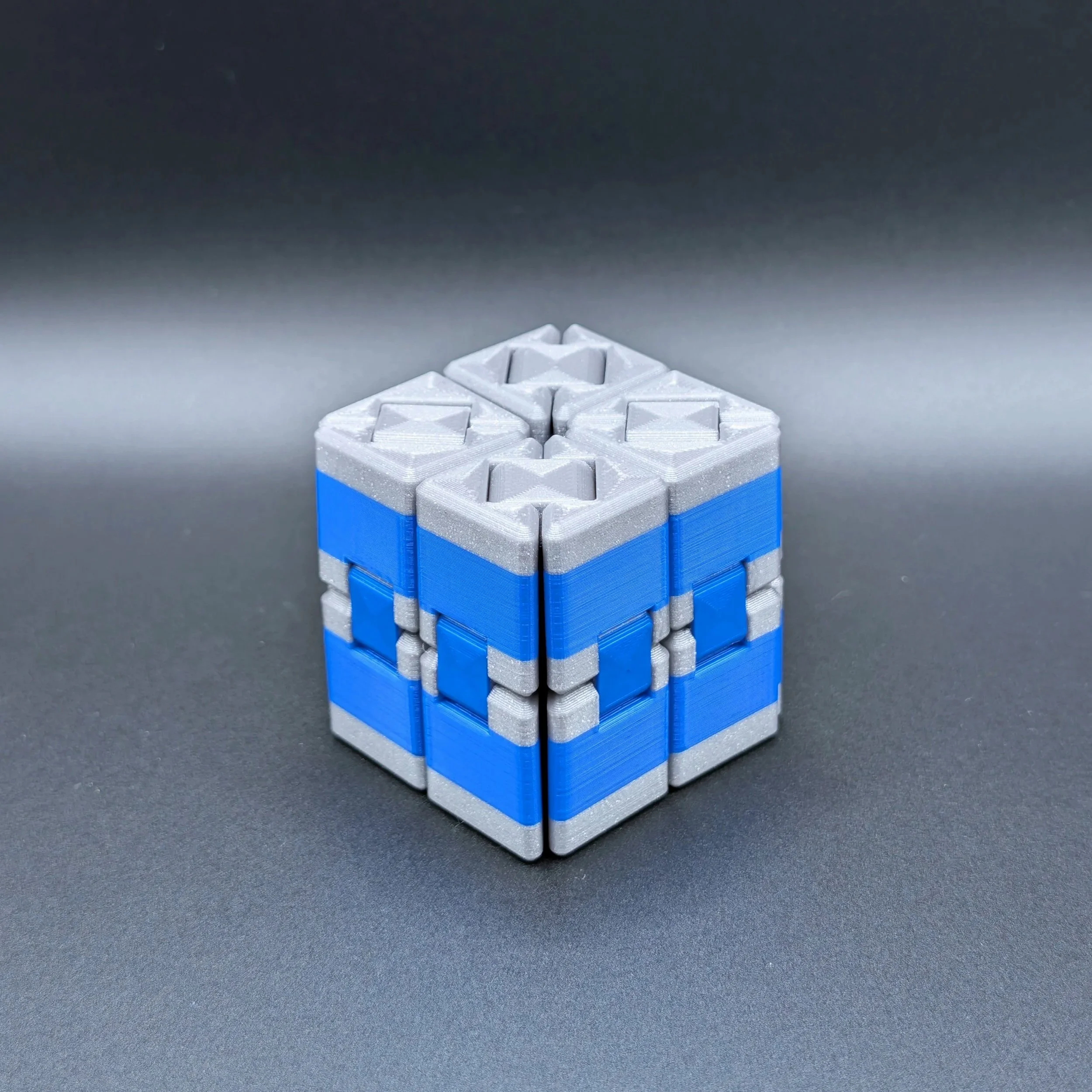 Ultimate Fidget Cube in Galaxy Grey / Blue, zusammengefaltet als kompakter Würfel – 3D-gedrucktes Fidget Toy von Die Graue Wand