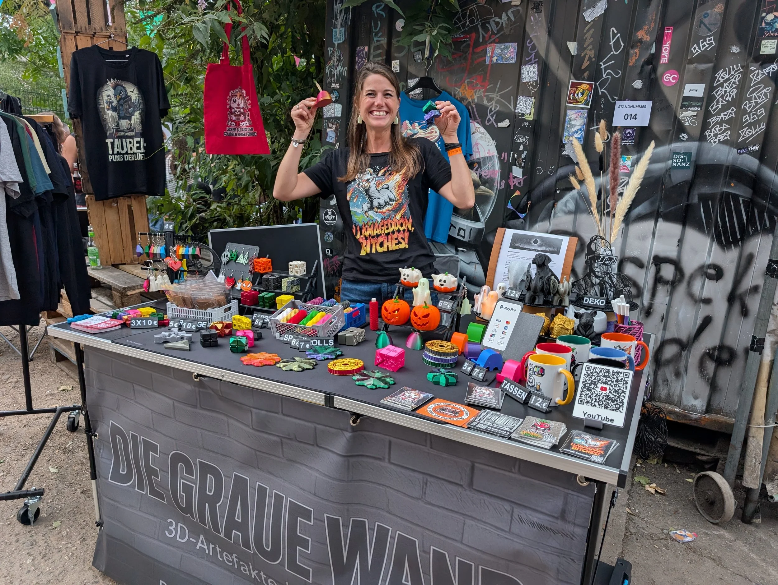 Anne Teichmann am Marktstand von Die Graue Wand mit 3D-gedruckten Produkten