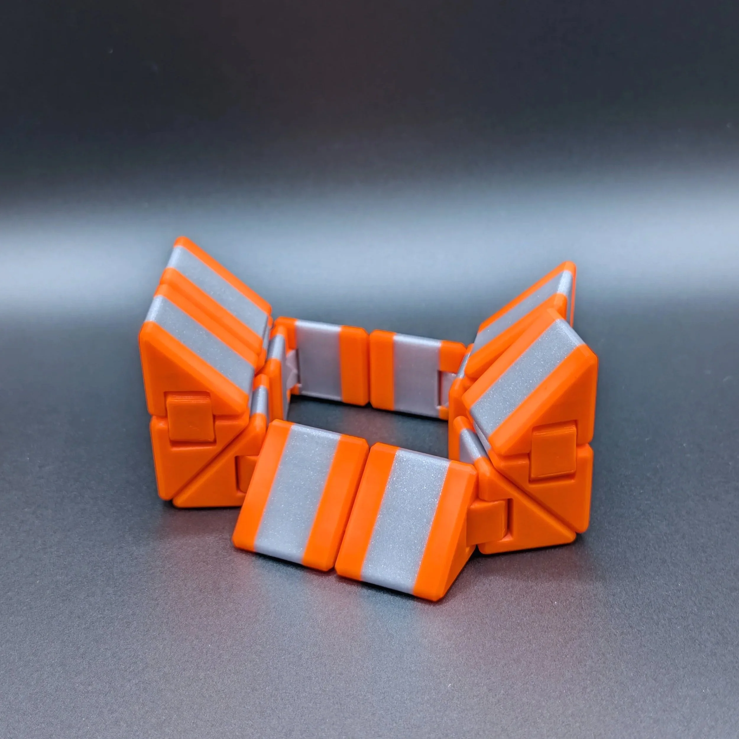 Ultimate Fidget Cube in Prusa Orange / Galaxy Grey, zu einem offenen Ring entfaltet – 3D-gedrucktes Fidget Toy mit Klappmechanik