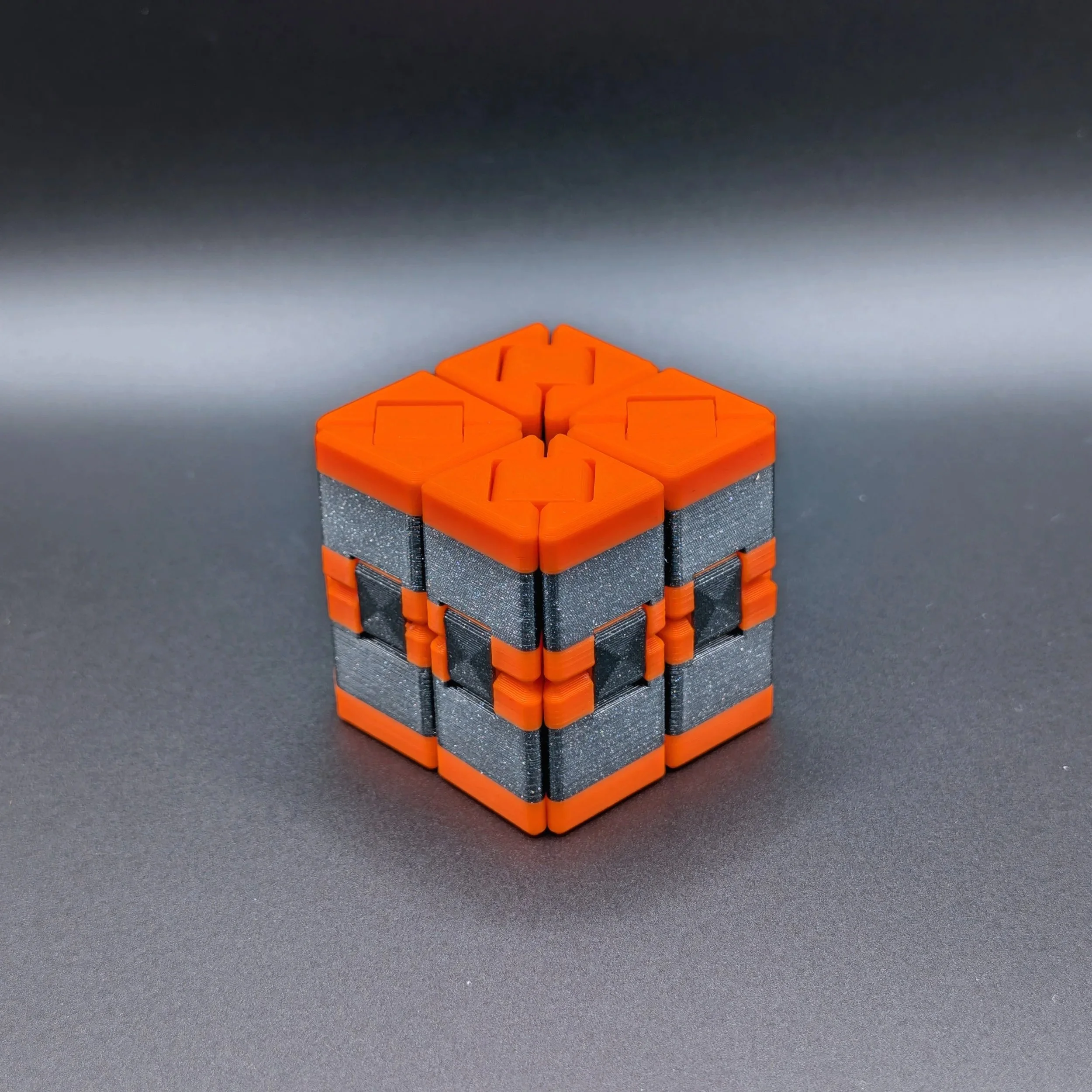 Ultimate Fidget Cube in Prusa Orange / Galaxy Black, zusammengefaltet als kompakter Würfel – 3D-gedrucktes Fidget Toy von Die Graue Wand