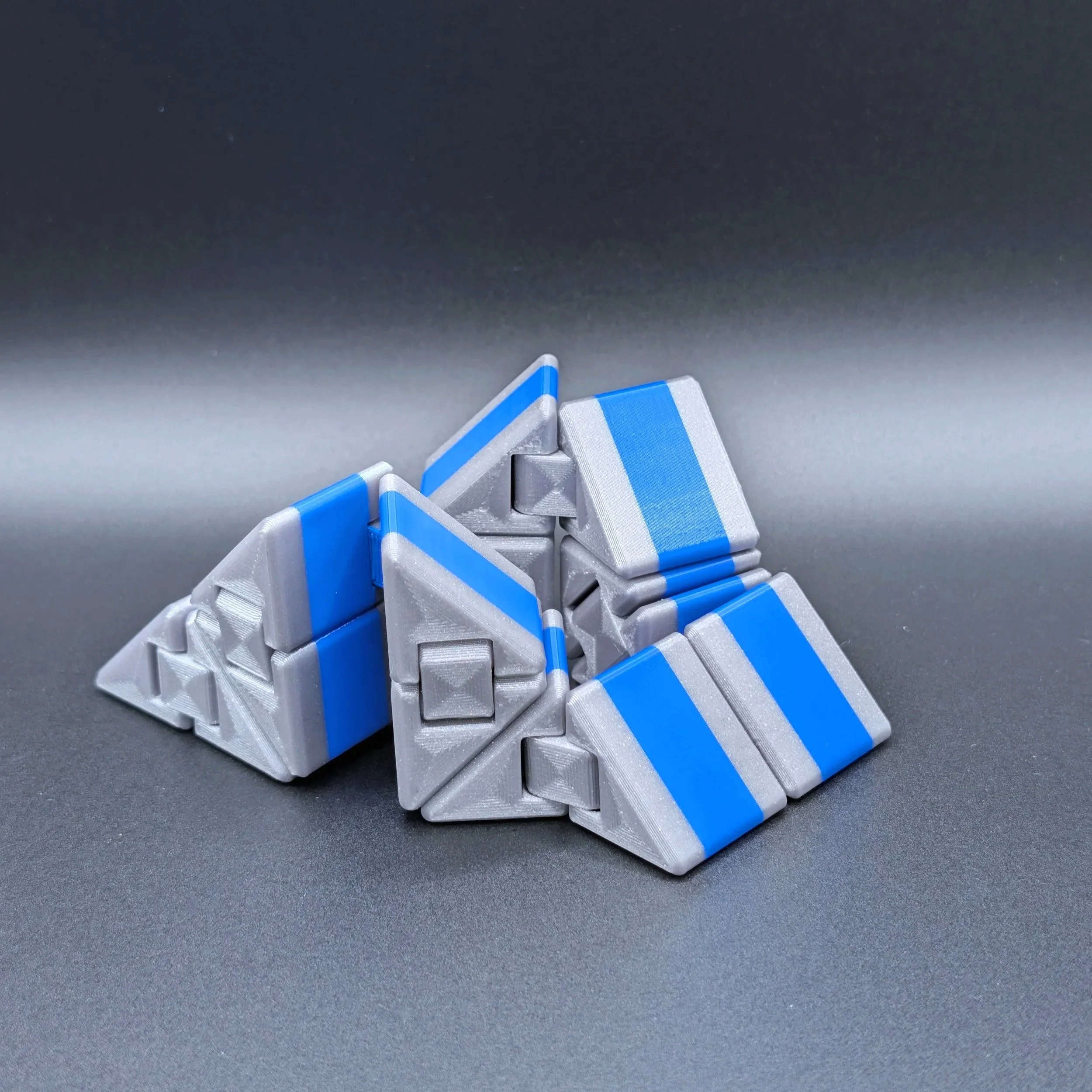 Ultimate Fidget Cube in Galaxy Grey / Blue, zu Pyramidenformen aufgeklappt – eine von vielen Verwandlungen des 3D-gedruckten Fidget Toys