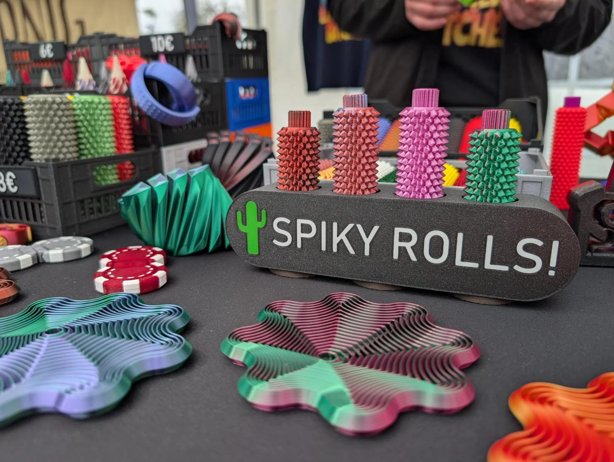 3D-gedruckte Fidgets und Spiky Rolls am Marktstand von Die Graue Wand