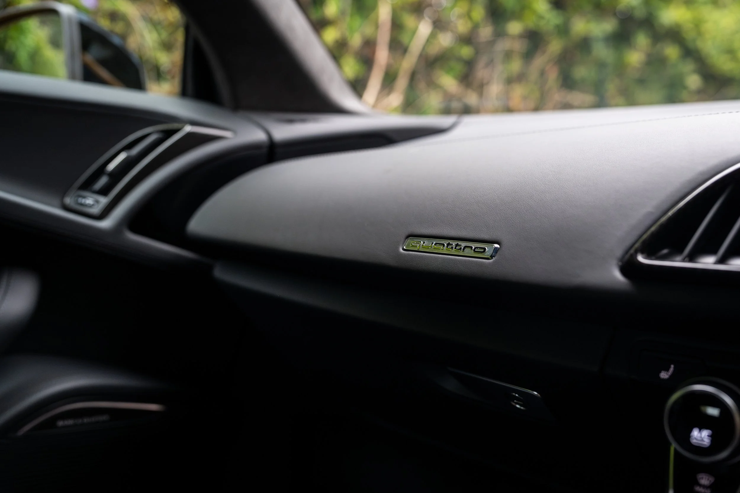 250321_FCH_R8_Stock_Interior_02.jpg