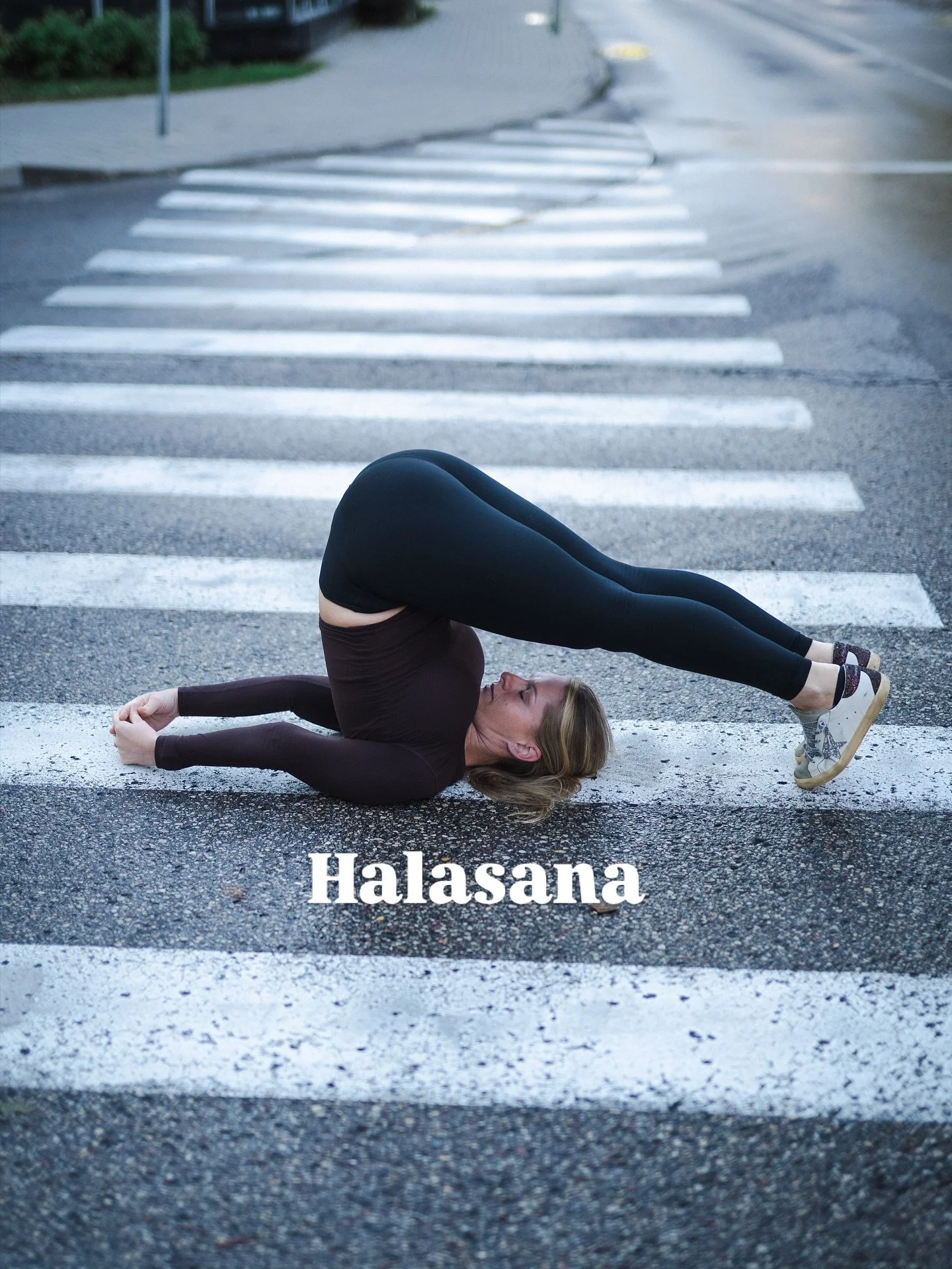 Katras pozas pareiza izpilde jogā ir ļoti, ļoti nozīmīga! Ir svarīgi ievērot visus kontrolpunktus, veikt pareizu ieiešanu pozā un iziešanu no tās. Tikai tā var praktizēt droši. Sevišķi svarīgi tas ir, sākot jogas praksi no