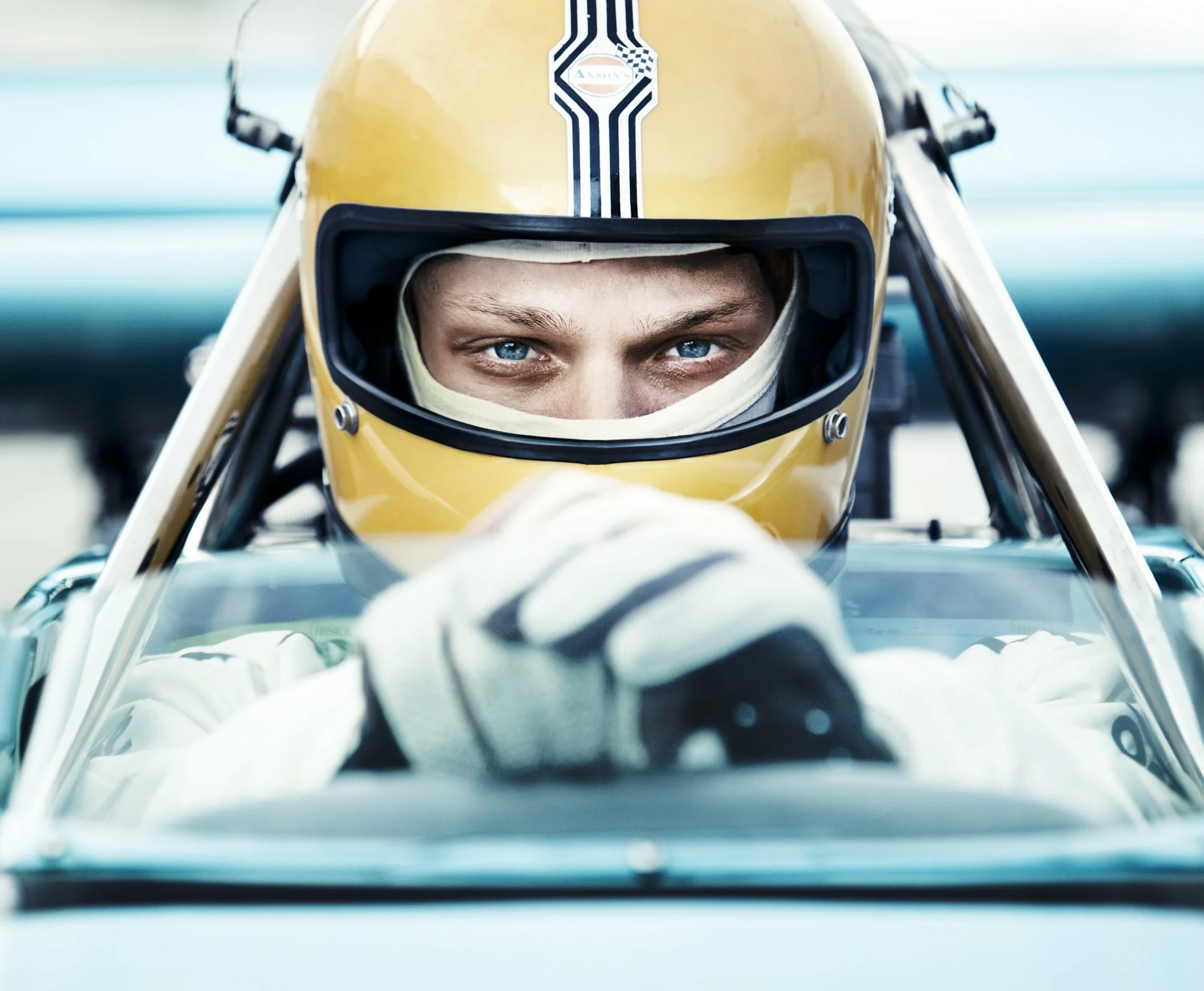 RUSH_02_DANIELWOELLER_ANSONS_Close_Up_Helm-95672_S.jpg