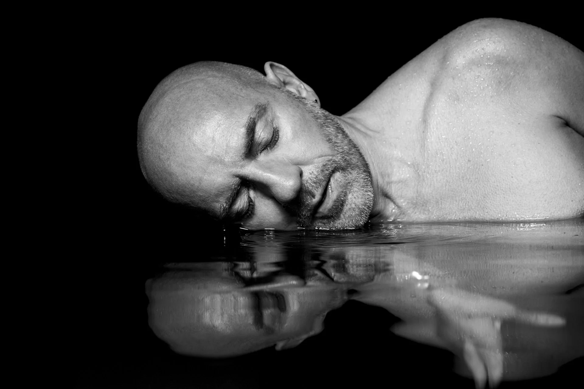 FACE_WOELLERphoto_2022_SVEN_VÄTH_Mystic_Voices_Pool-3550-sw_S.jpg
