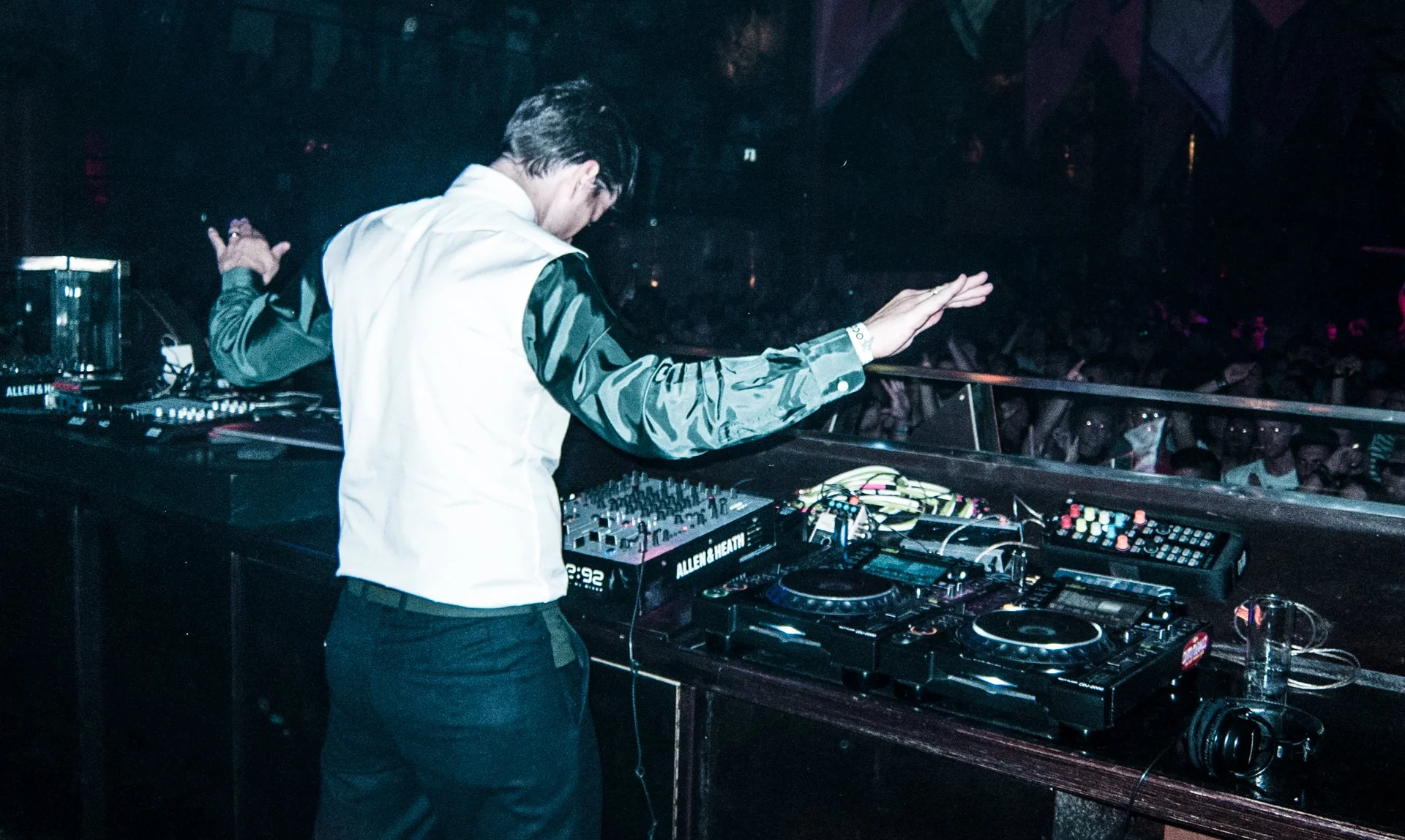 DISCO_XX_WOELLERphoto_THE_LISTENER_TECHNO_DIXON_color_IMG_4161_S.jpg