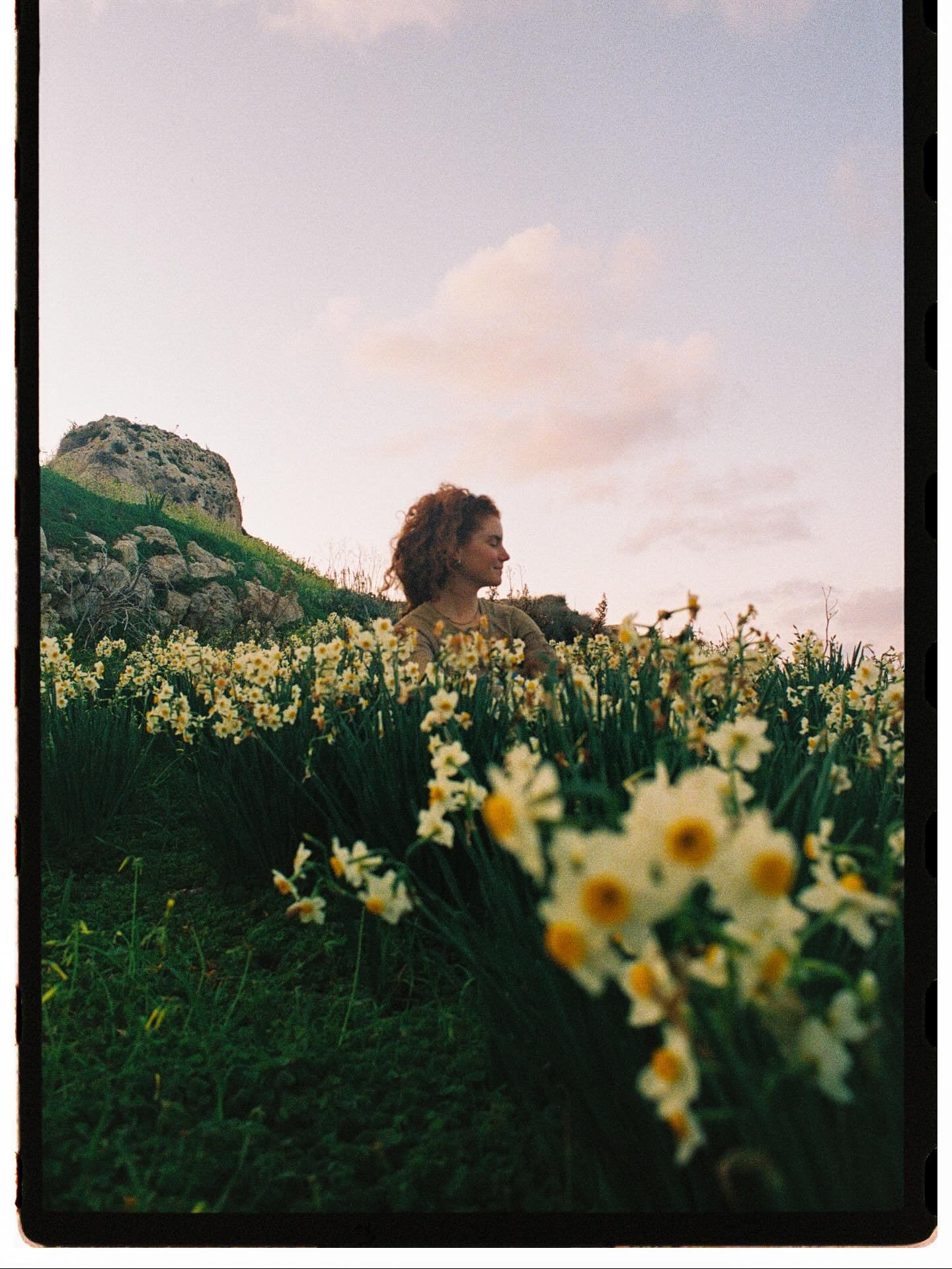 I wish you could smell this moment through the screen 🌼This photo was taken back in February, during a hike where we stumbled upon a field of my favourite flowers. I think they have the best smell in the world. To sit surrounded by them brought me t