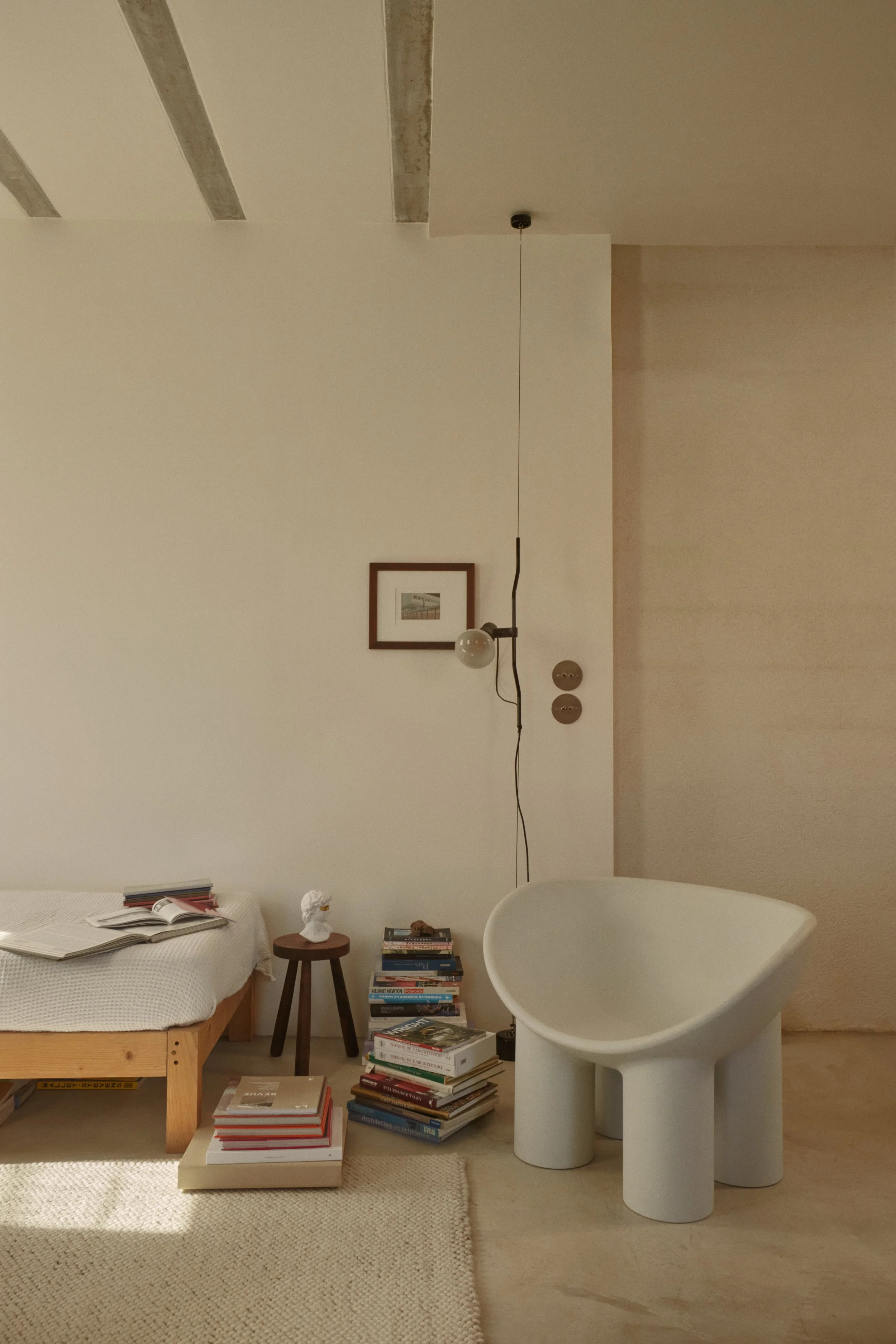 Détail d’un espace de vie dans une maison rénovée à Marseille par Local Club. Mobilier sculptural, matières minérales et composition épurée créent une atmosphère contemporaine et silencieuse.