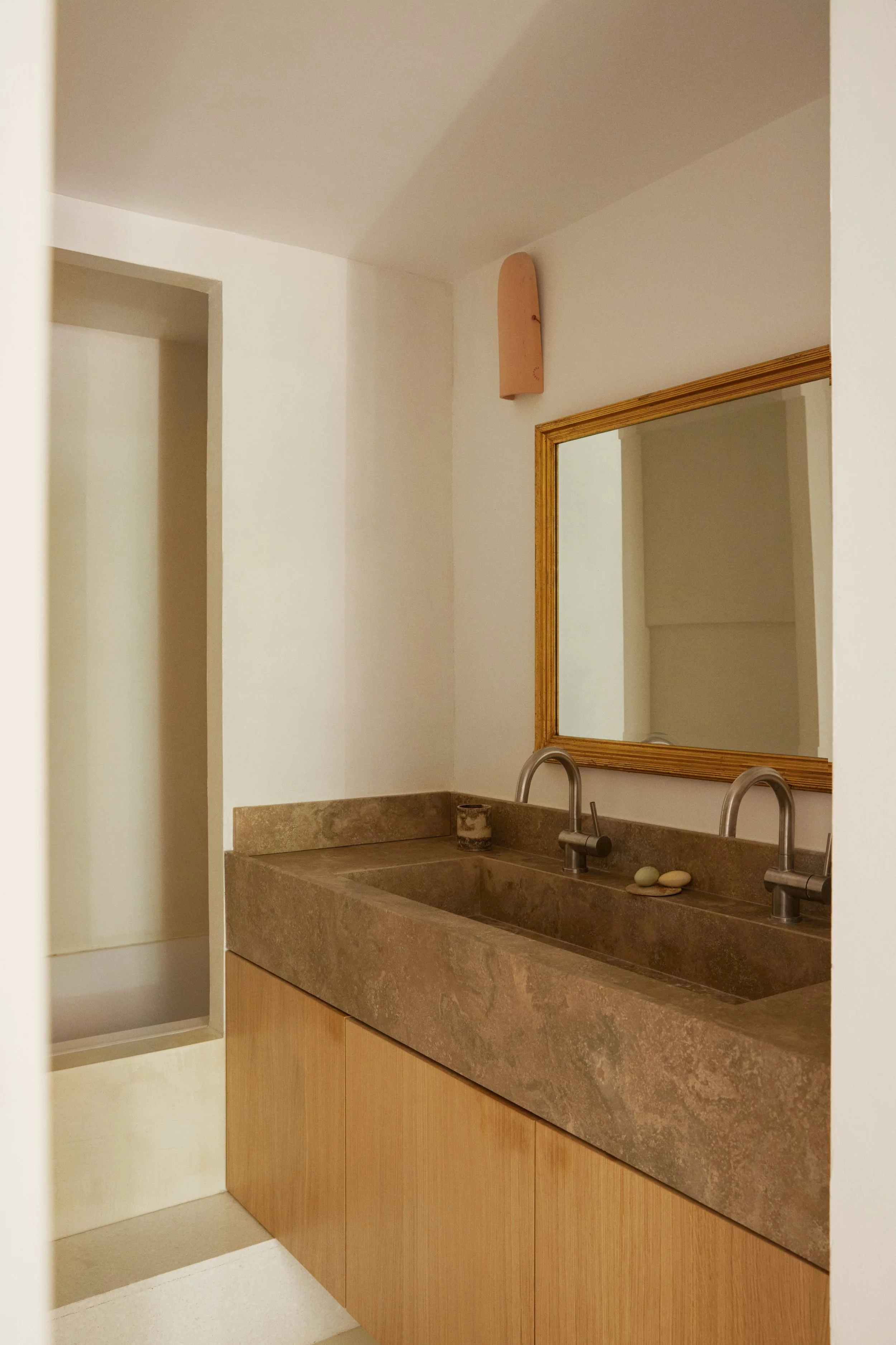 salle de bain grande vasque travertin et meuble en chene