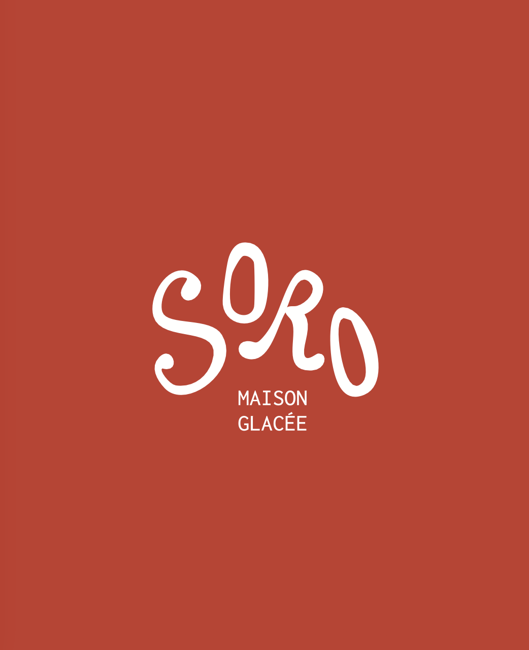Logo SORO Maison Glacée sur fond rouge, identité graphique d’un glacier artisanal aux Catalans mêlant gourmandise, artisanat et design méditerranéen.