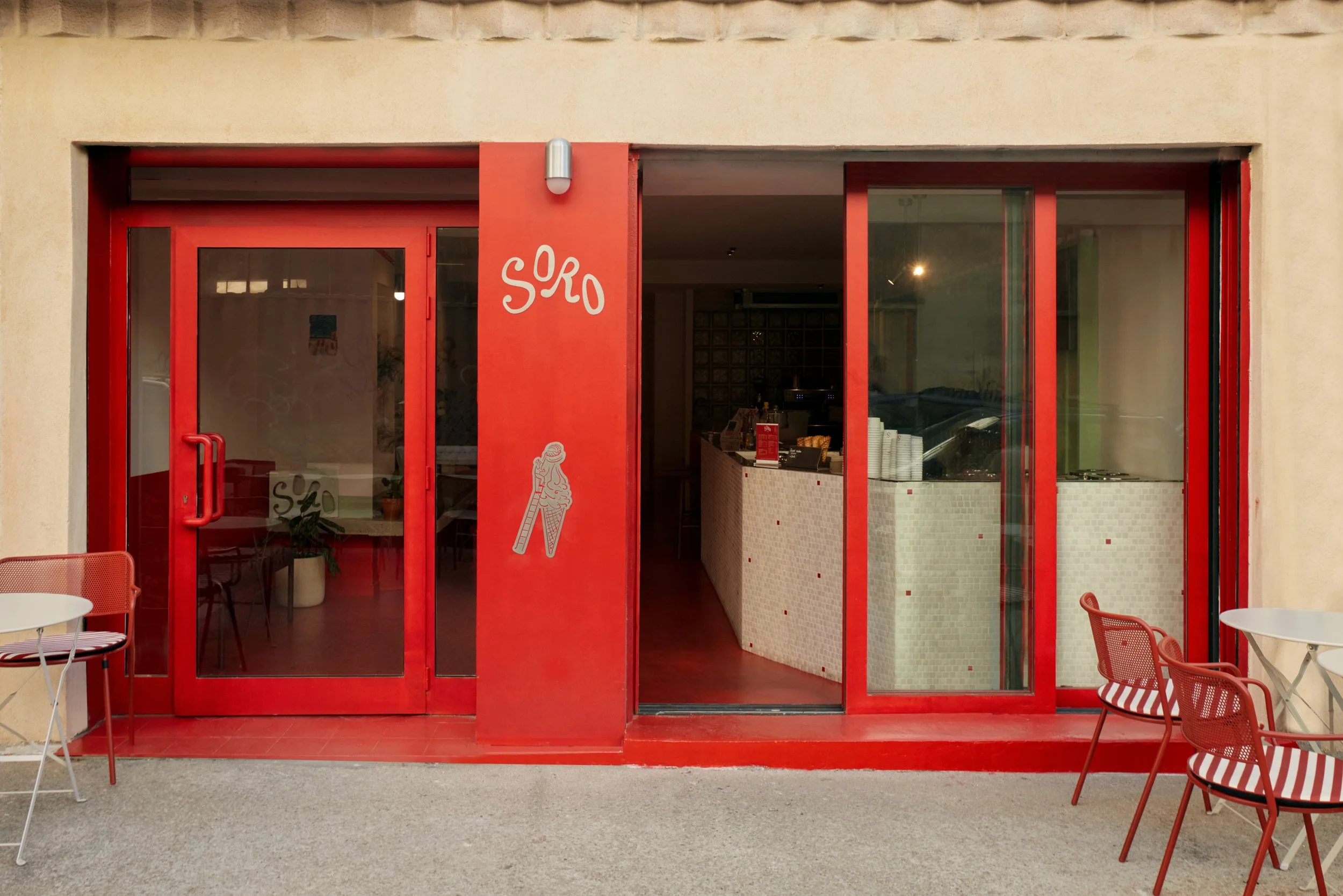 Façade ouverte du glacier SORO aux Catalans, un commerce ERP à Marseille imaginé comme une escale gourmande, solaire et conviviale.