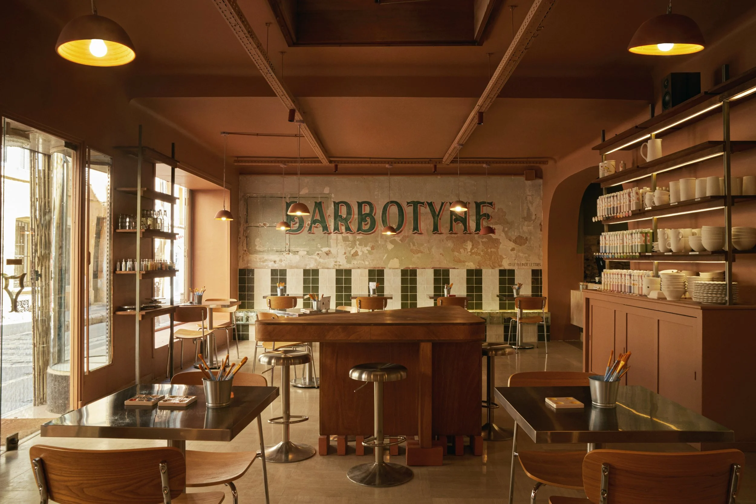 Fresque murale réalisée à la main dans le café Barbotyne, élément central du projet d’identité du lieu.
Elle dialogue avec l’espace sans le dominer, créant un fil narratif entre les différentes zones.
Dans ce projet, le design intérieur devient un su