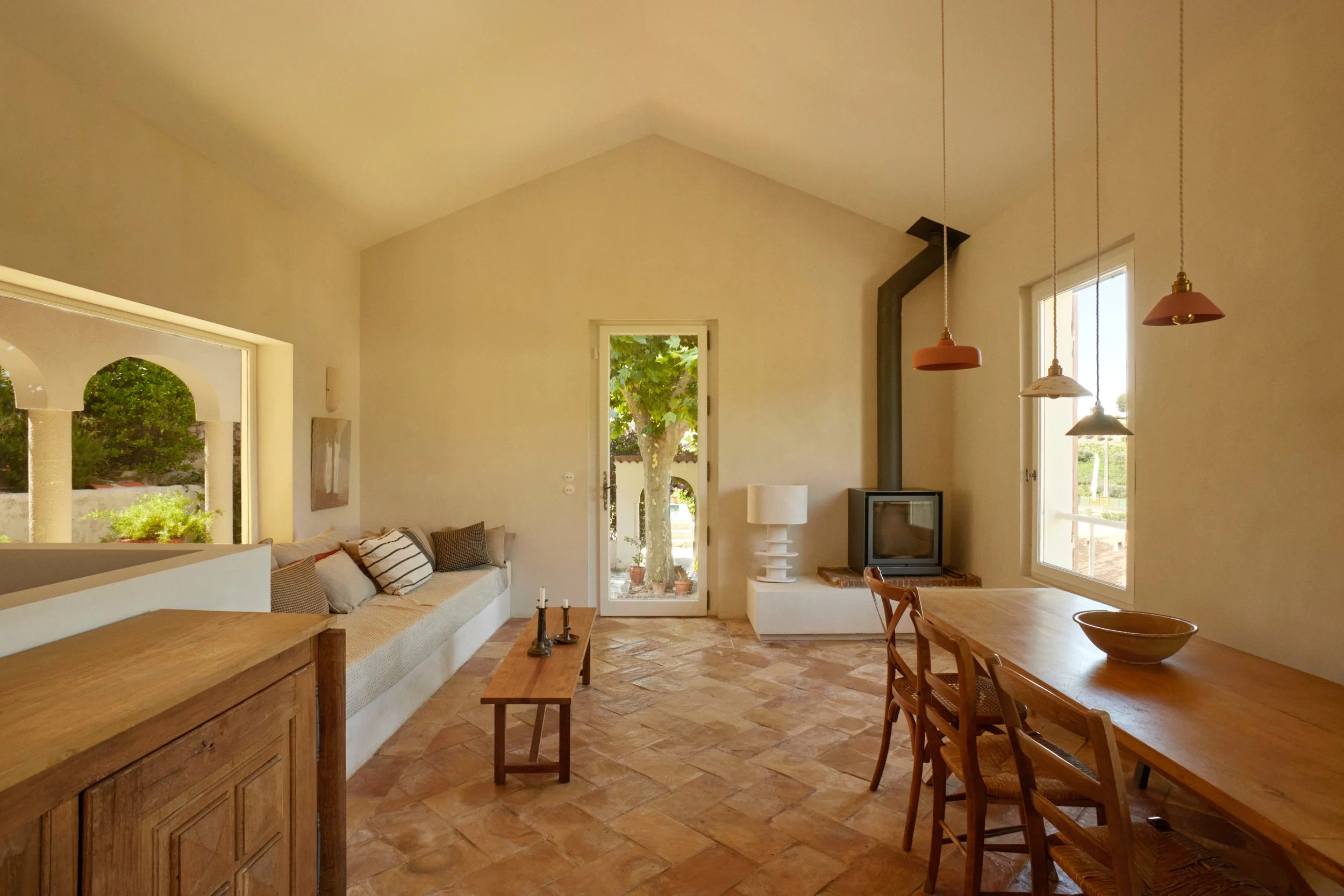 grande cuisine ouverte avec sol en parefeuille provencal et mur enduit à la chaux