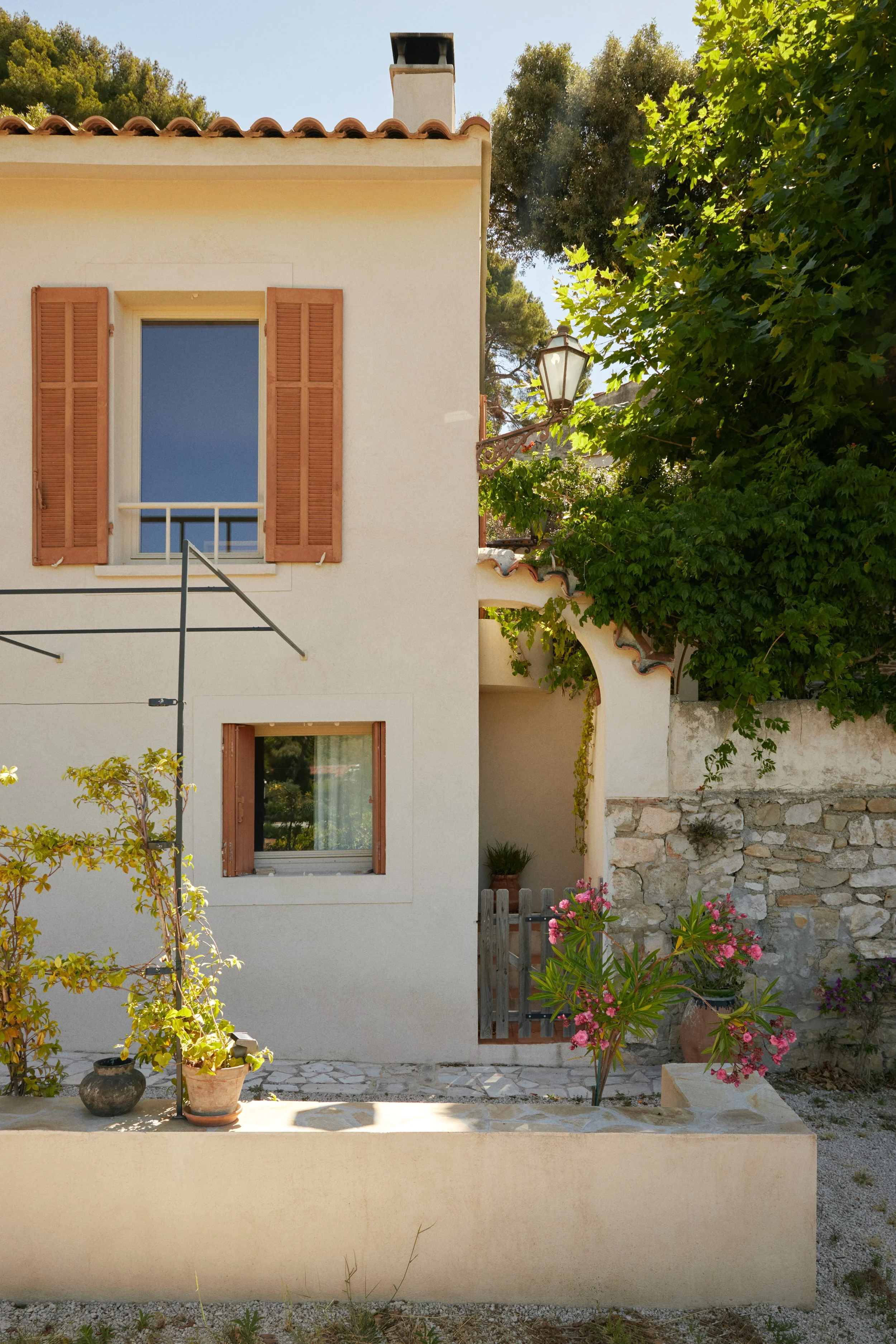 facade maison cassis blanche et volets oranges