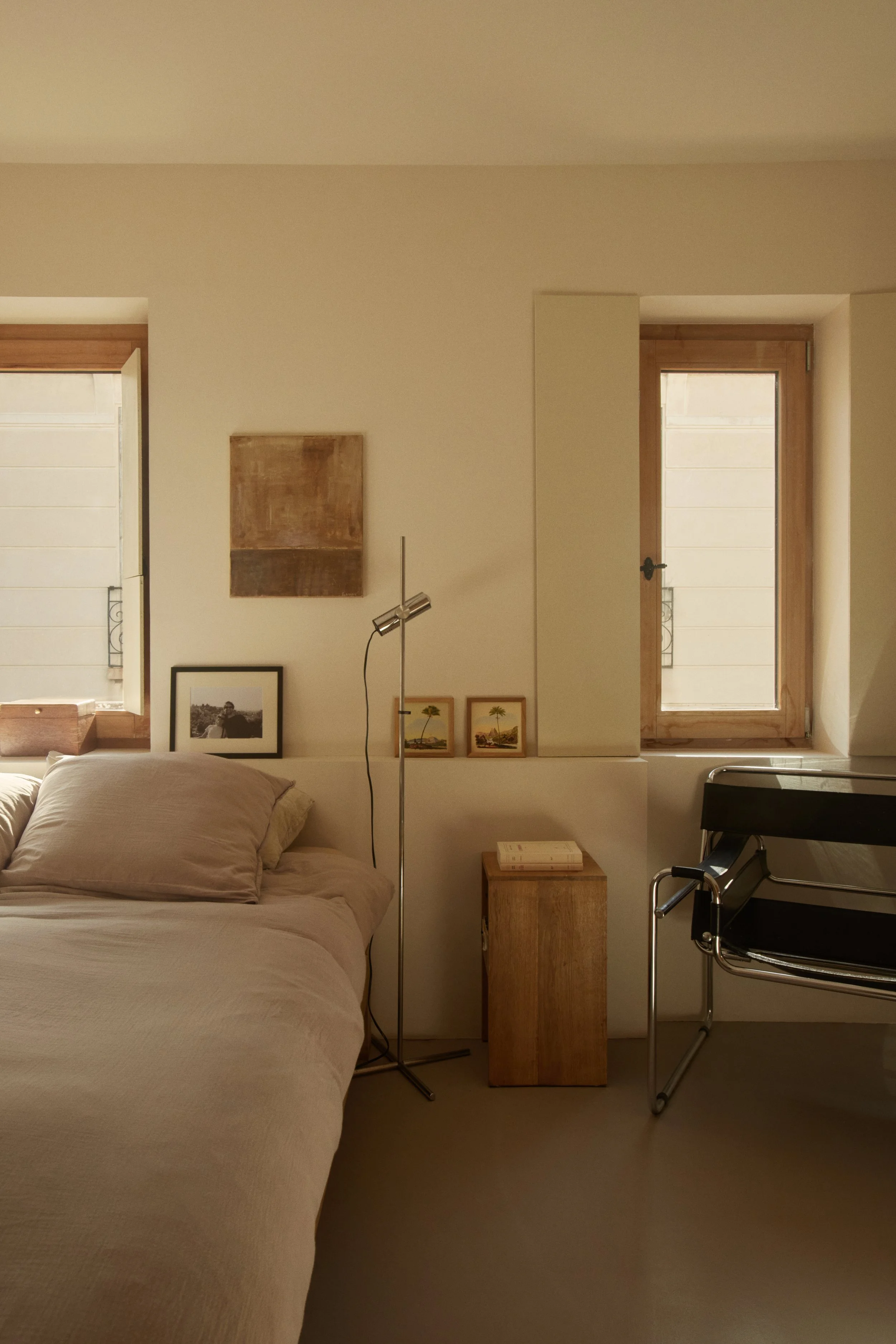 Suite minimaliste dans une maison rénovée à Marseille par Local Club. Palette naturelle, mobilier iconique et lumière méditerranéenne créent un intérieur sobre, calme et profondément matériel.