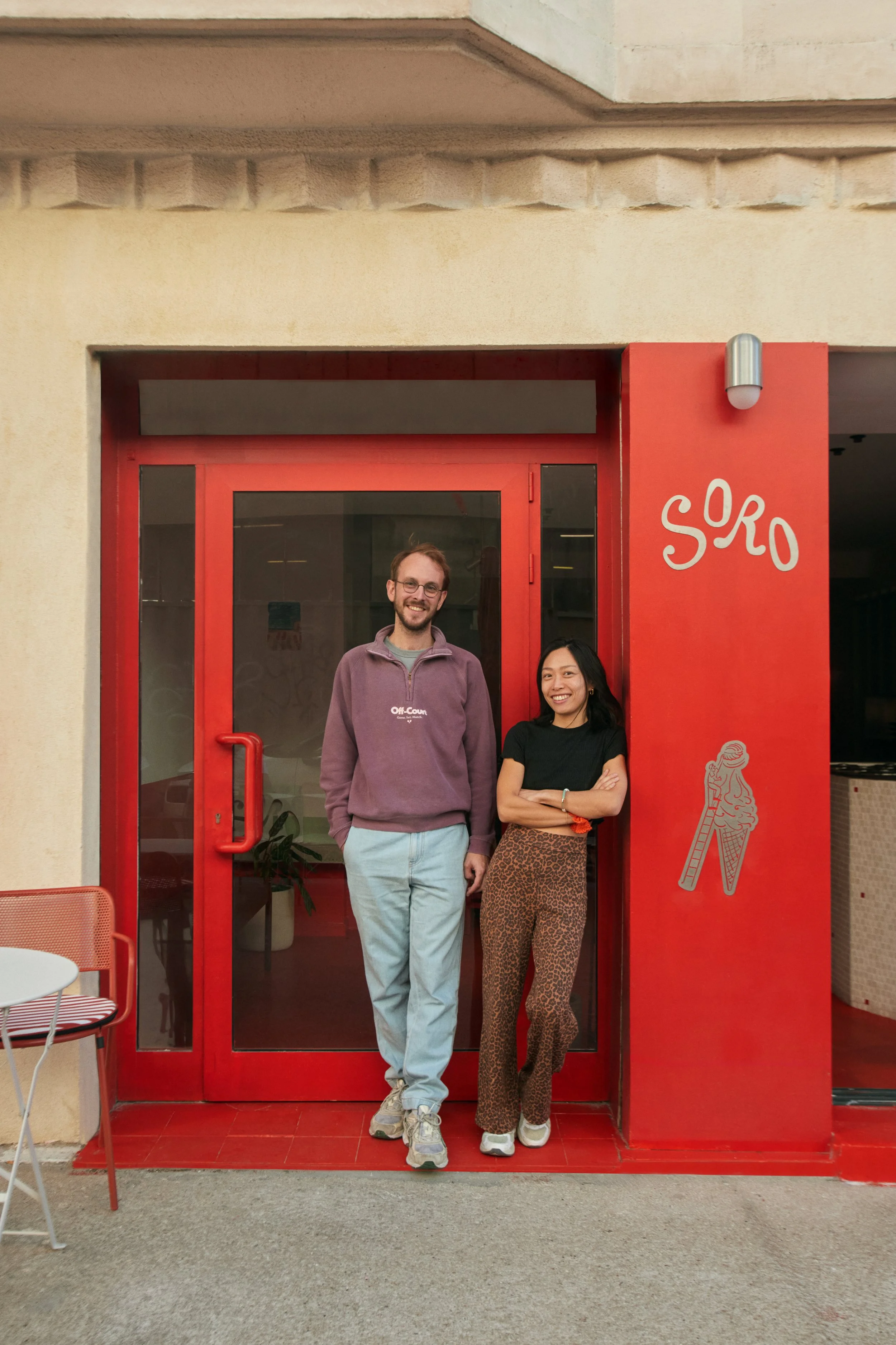 Façade rouge du glacier SORO à Marseille, avec identité visuelle, illustration de cornet, signalétique et ouverture sur la rue des Catalans.