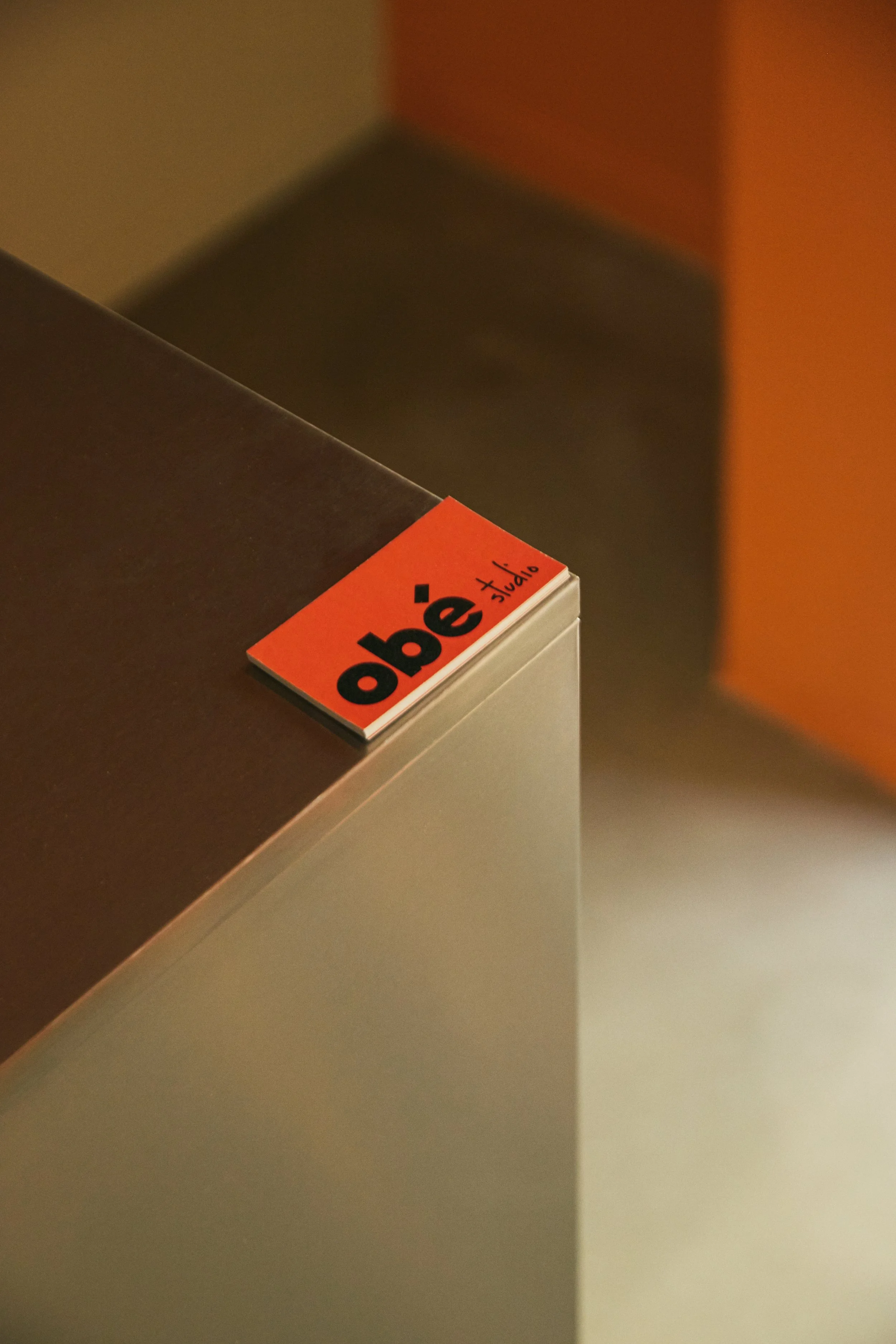 Détail du mobilier et de l’identité visuelle dans un centre esthétique à Marseille conçu par Local Club. Superposition de matières sur un comptoir en inox et éléments graphiques pour affirmer une signature discrète et cohérente.