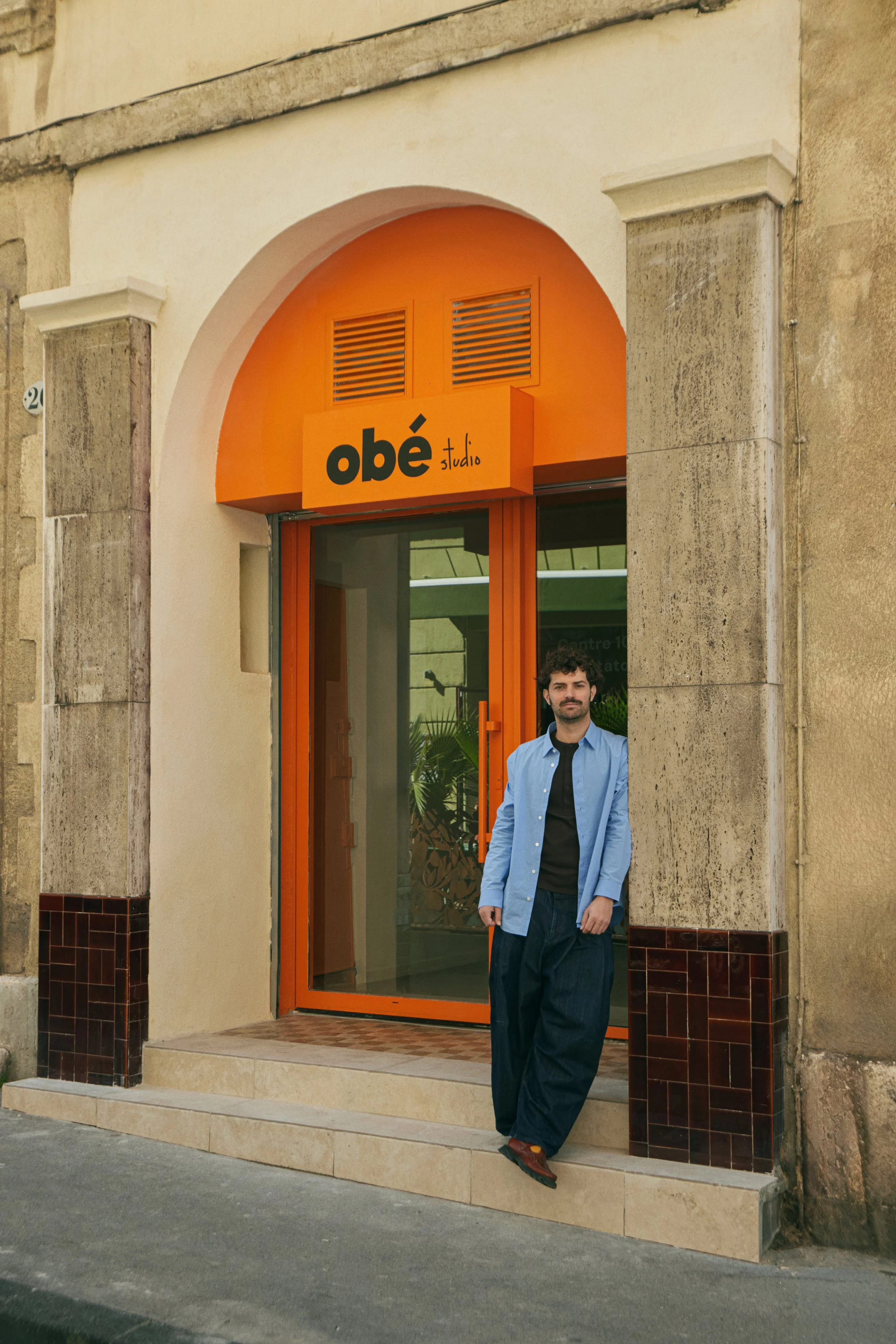 Entrée d’un centre esthétique à Marseille réalisée par Local Club, avec une identité forte et visible depuis la rue. La présence humaine vient ancrer le lieu dans son usage et son échelle.