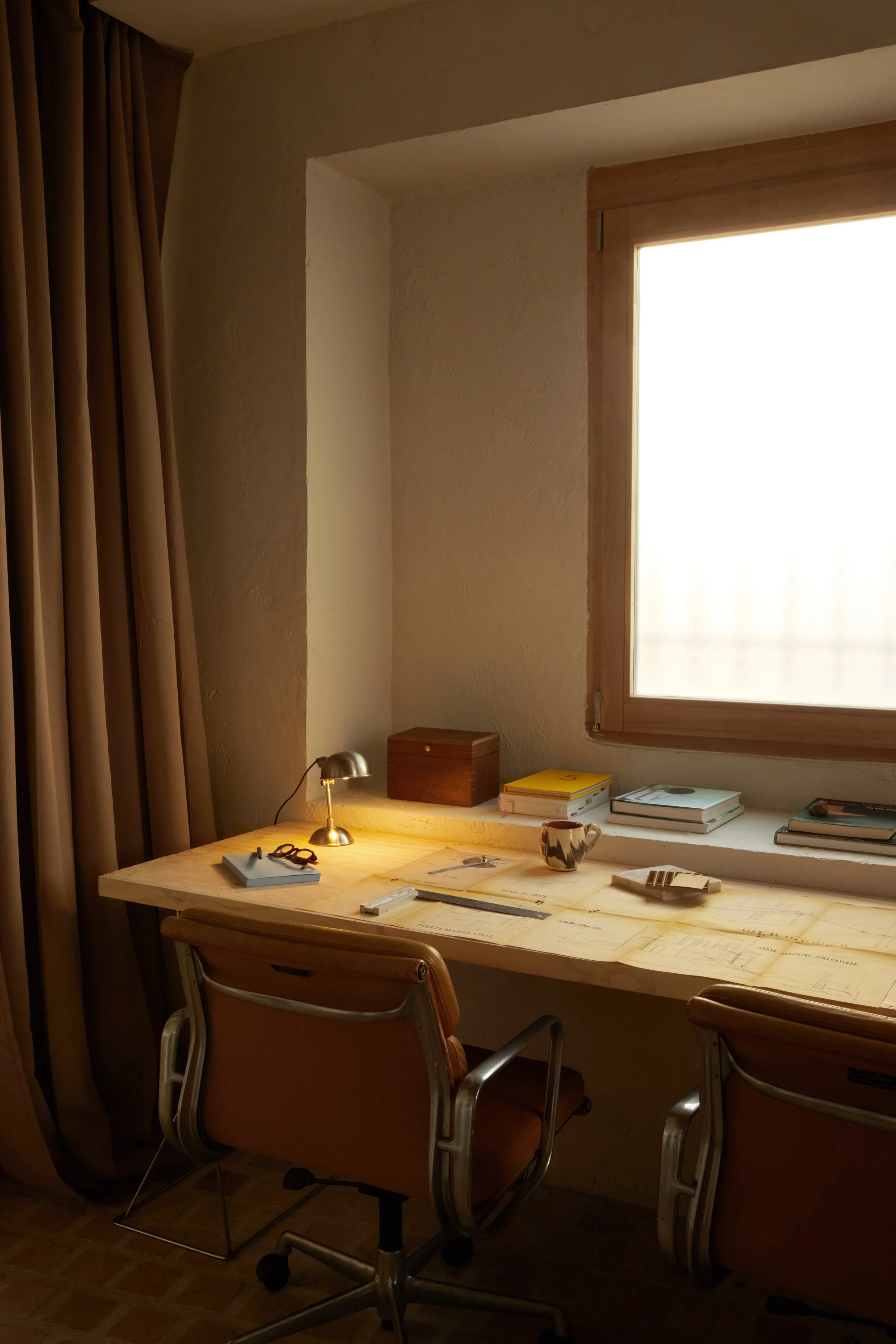 Coin bureau sur mesure intégré dans cette maison de ville rénovée à Marseille par Local Club. Un espace de travail minimaliste et chaleureux où les matières naturelles, la lumière douce et le mobilier vintage créent une atmosphère calme et contempora