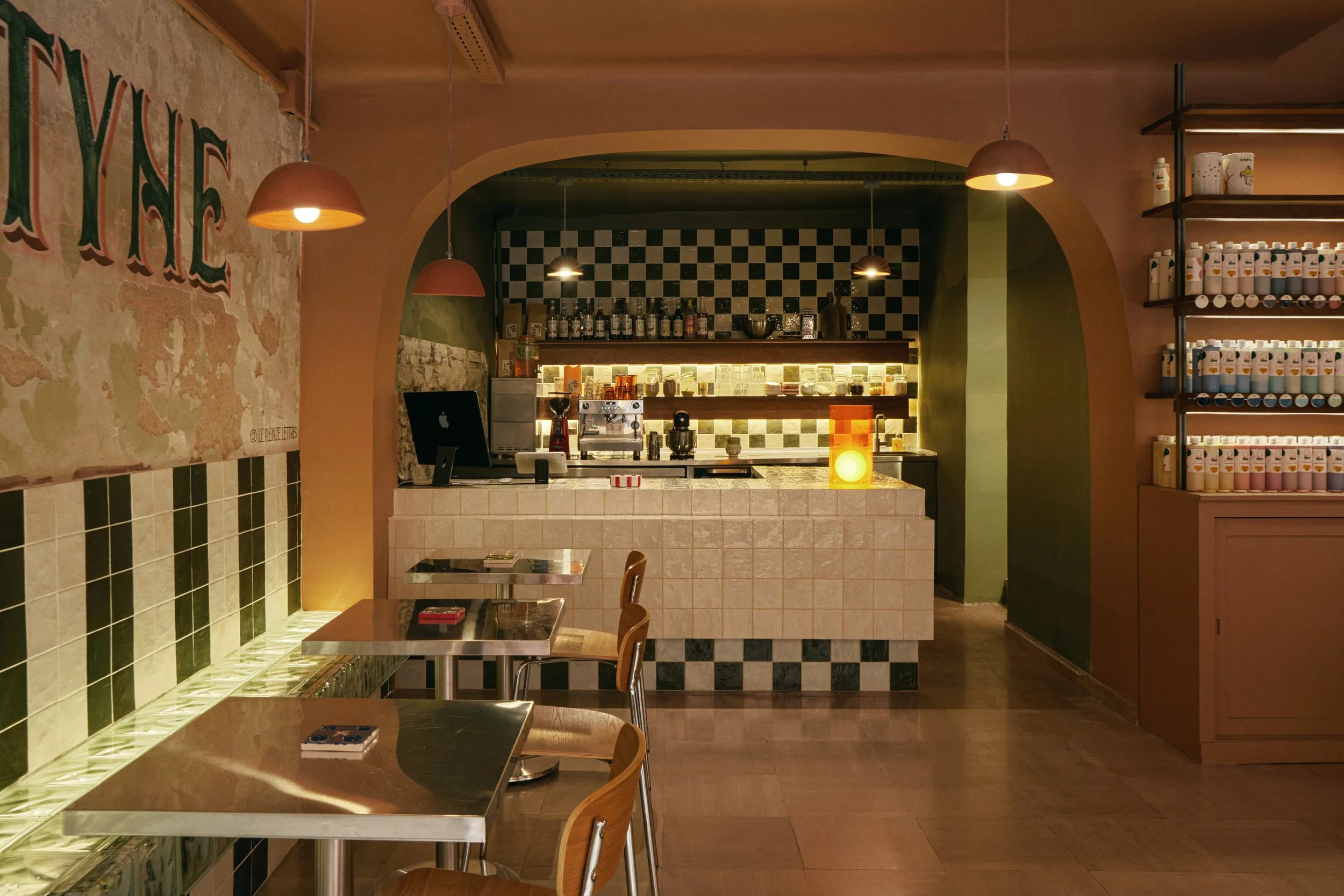 Détail de l’aménagement intérieur du café Barbotyne, mettant en avant le travail des matériaux et des textures.
Carrelage artisanal, assises sur mesure et jeux de couleurs construisent une atmosphère chaleureuse et identifiable.
Ce type de traitement