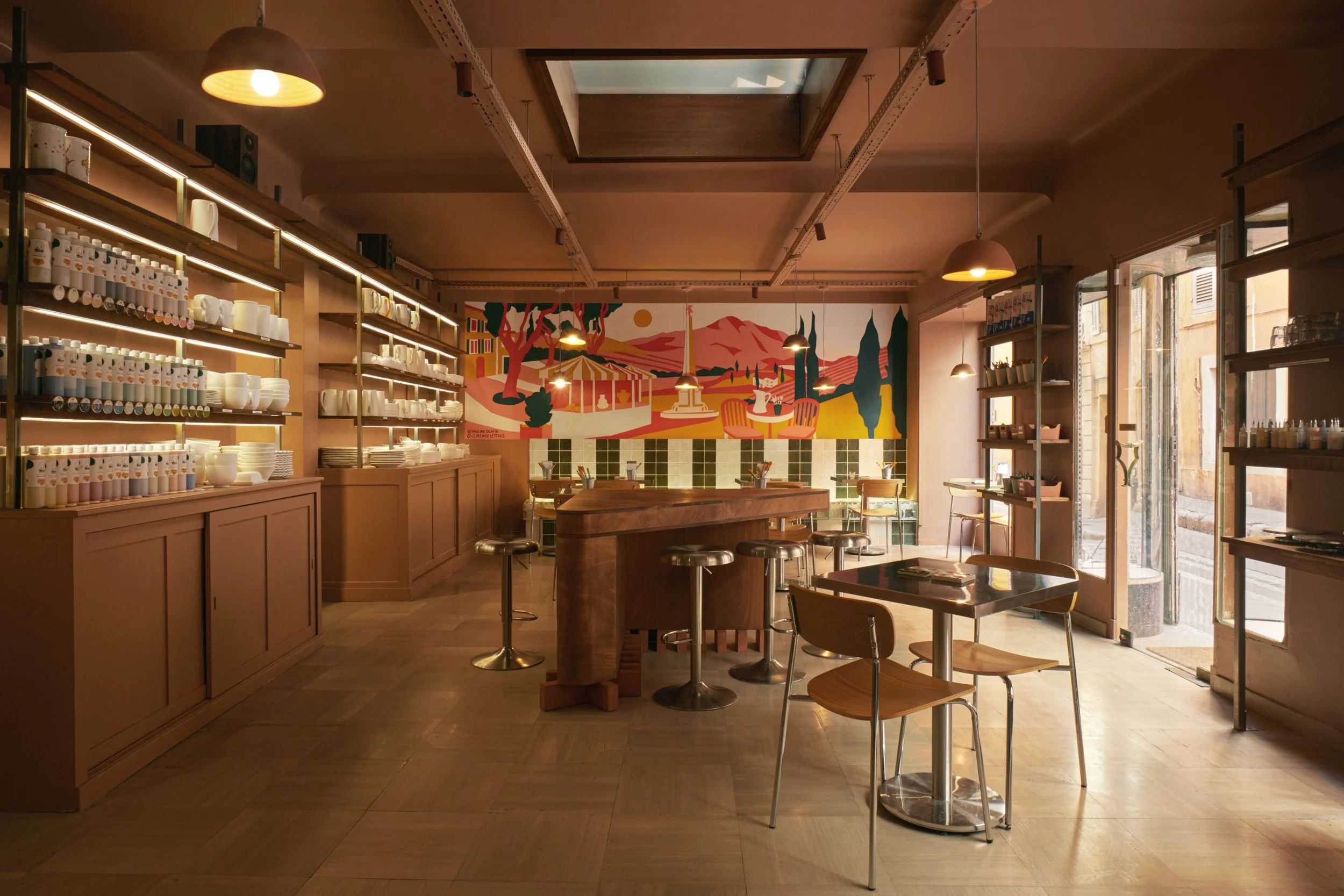 Aménagement intérieur du café Barbotyne à Aix-en-Provence, pensé comme un lieu hybride entre atelier de céramique et espace de vie.
Ce projet d’architecture intérieure s’inscrit dans une démarche globale de conception de lieu, où chaque élément — mob