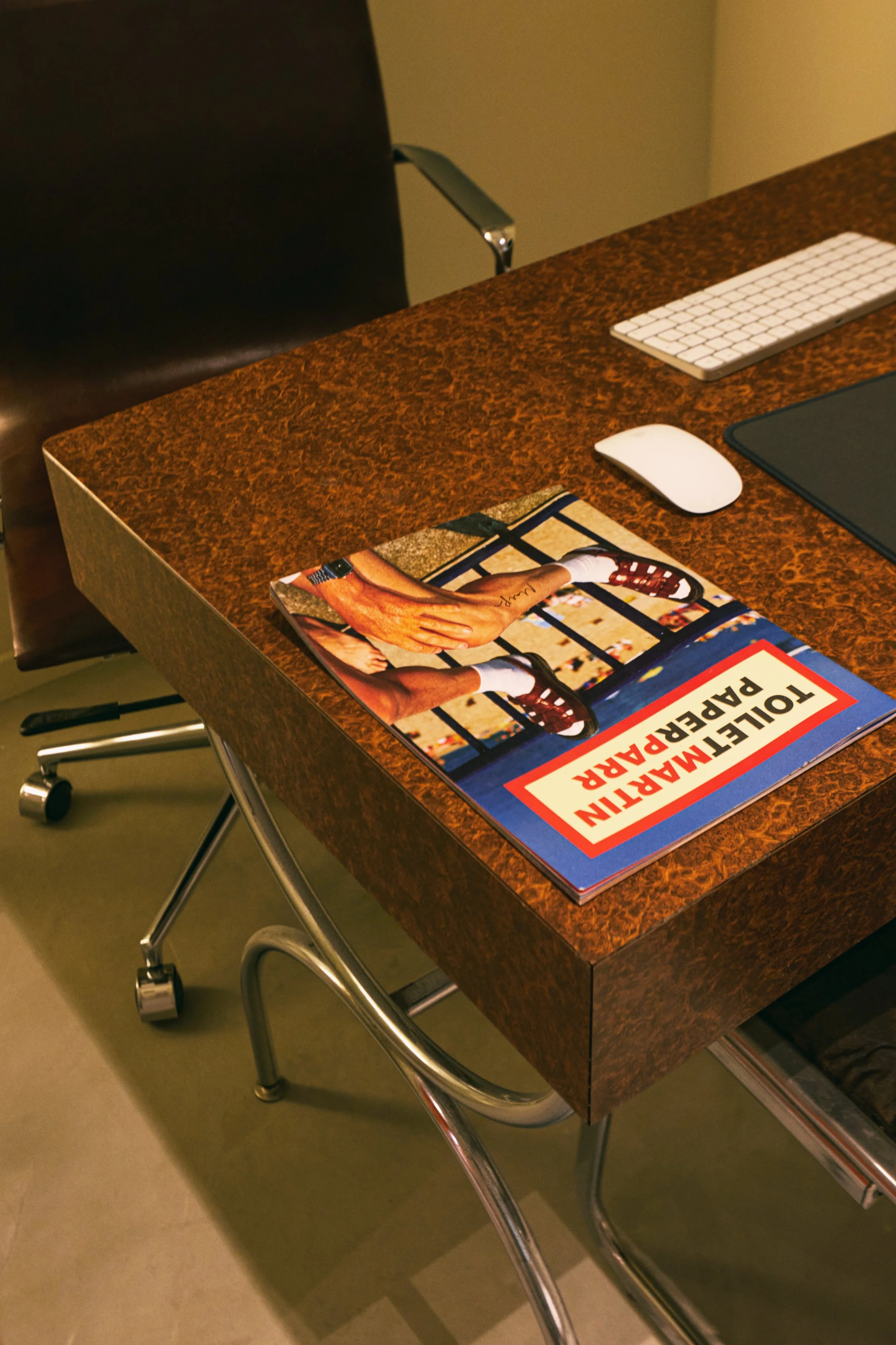 Détail du bureau de consultation dans un centre esthétique à Marseille, imaginé par Local Club. Plateau texturé, mobilier chromé et sélection d’objets créent une atmosphère soignée et contemporaine.