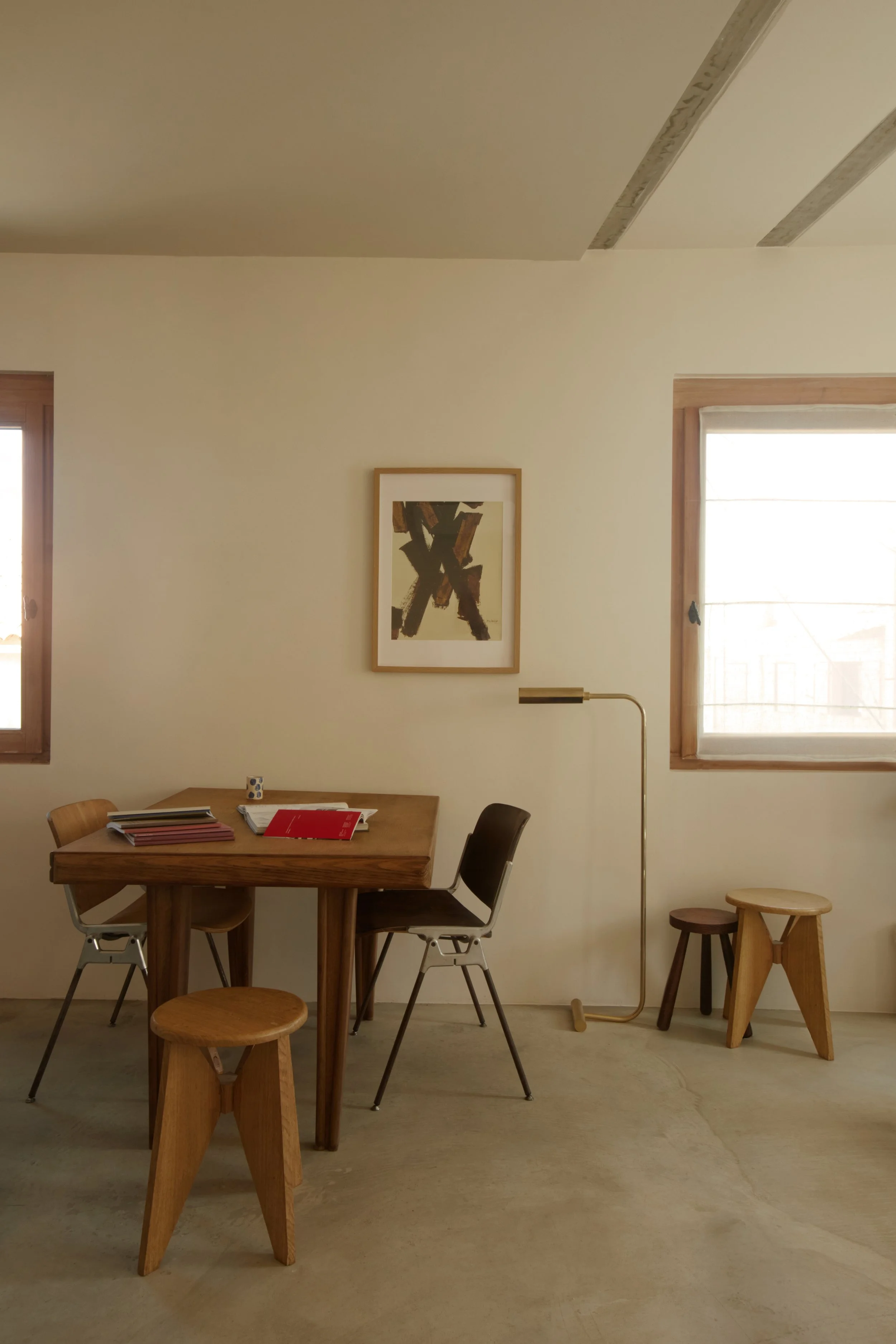 Salle à manger minimaliste imaginée par Local Club dans cette maison de ville rénovée à Marseille. Un espace lumineux aux lignes sobres, mêlant mobilier en bois sculptural, matières minérales et détails modernistes dans une ambiance chaleureuse et co
