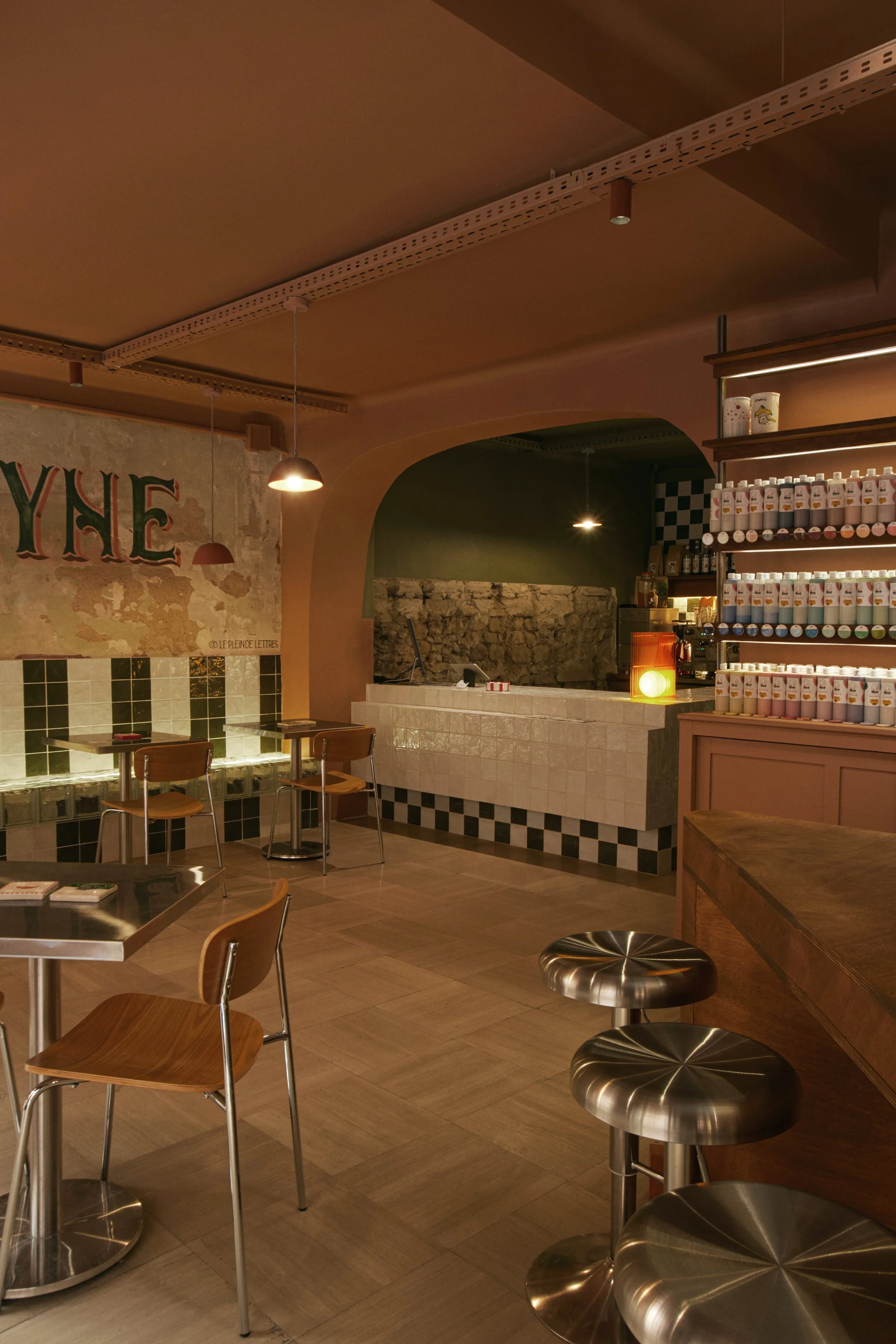 Espace comptoir du café Barbotyne, structuré autour de matériaux bruts et de jeux de contraste entre carreaux, bois et lumière.
L’architecture intérieure a été pensée pour articuler production, service et expérience client dans un espace compact.
Ce 