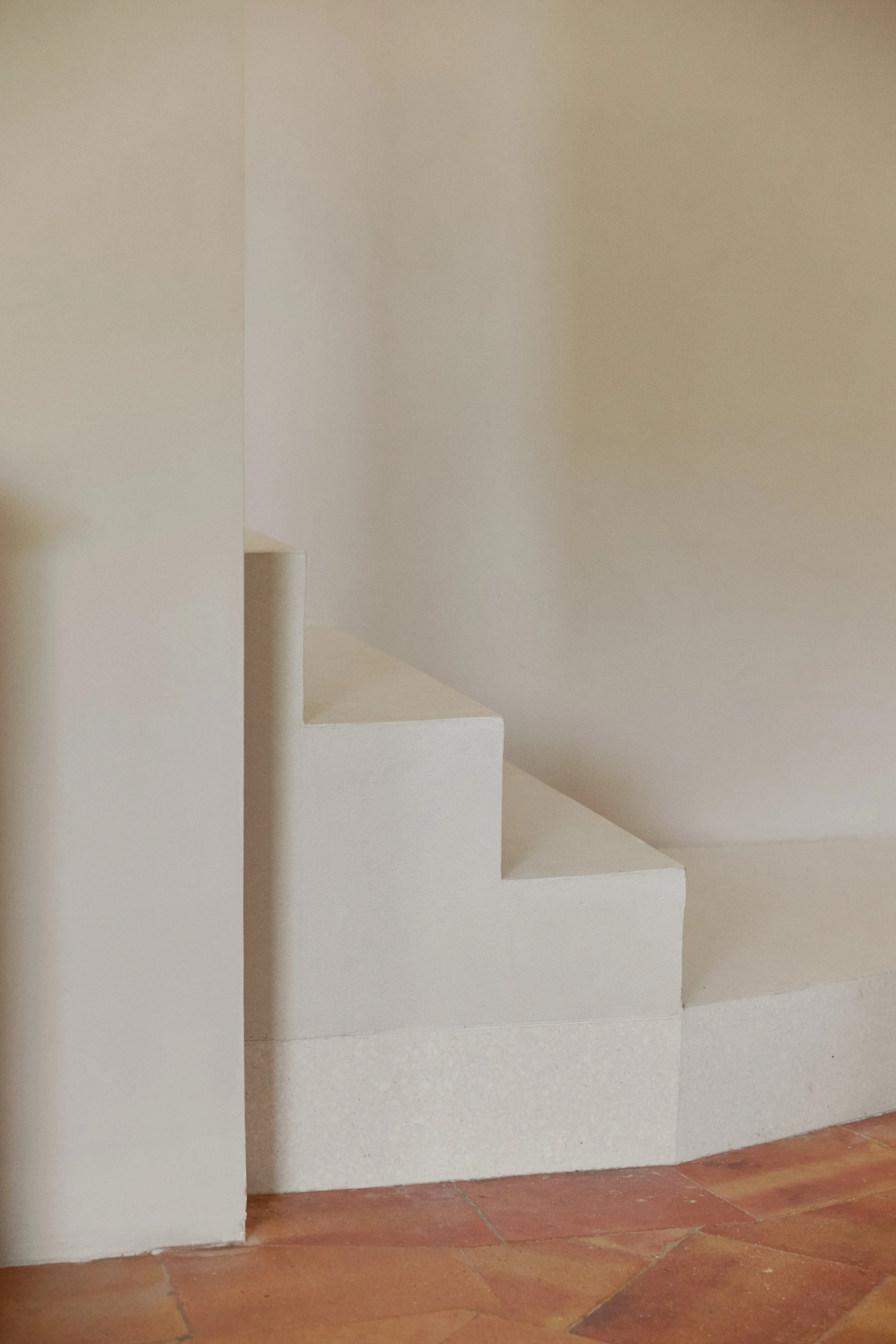 escalier béton ciré beige et parfeuille provancal