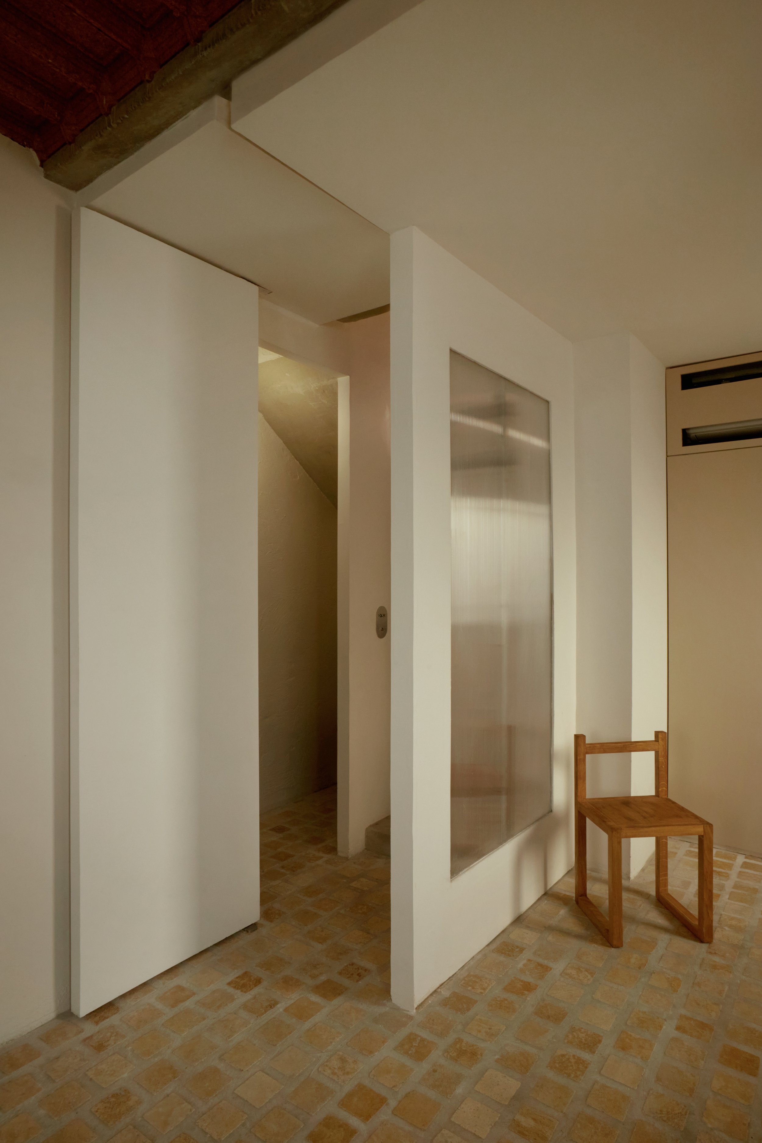 Détail d’agencement intérieur dans cette maison rénovée à Marseille par Local Club. Les volumes minimalistes et la cloison translucide structurent les espaces tout en laissant circuler la lumière dans une esthétique sobre, contemporaine et chaleureus