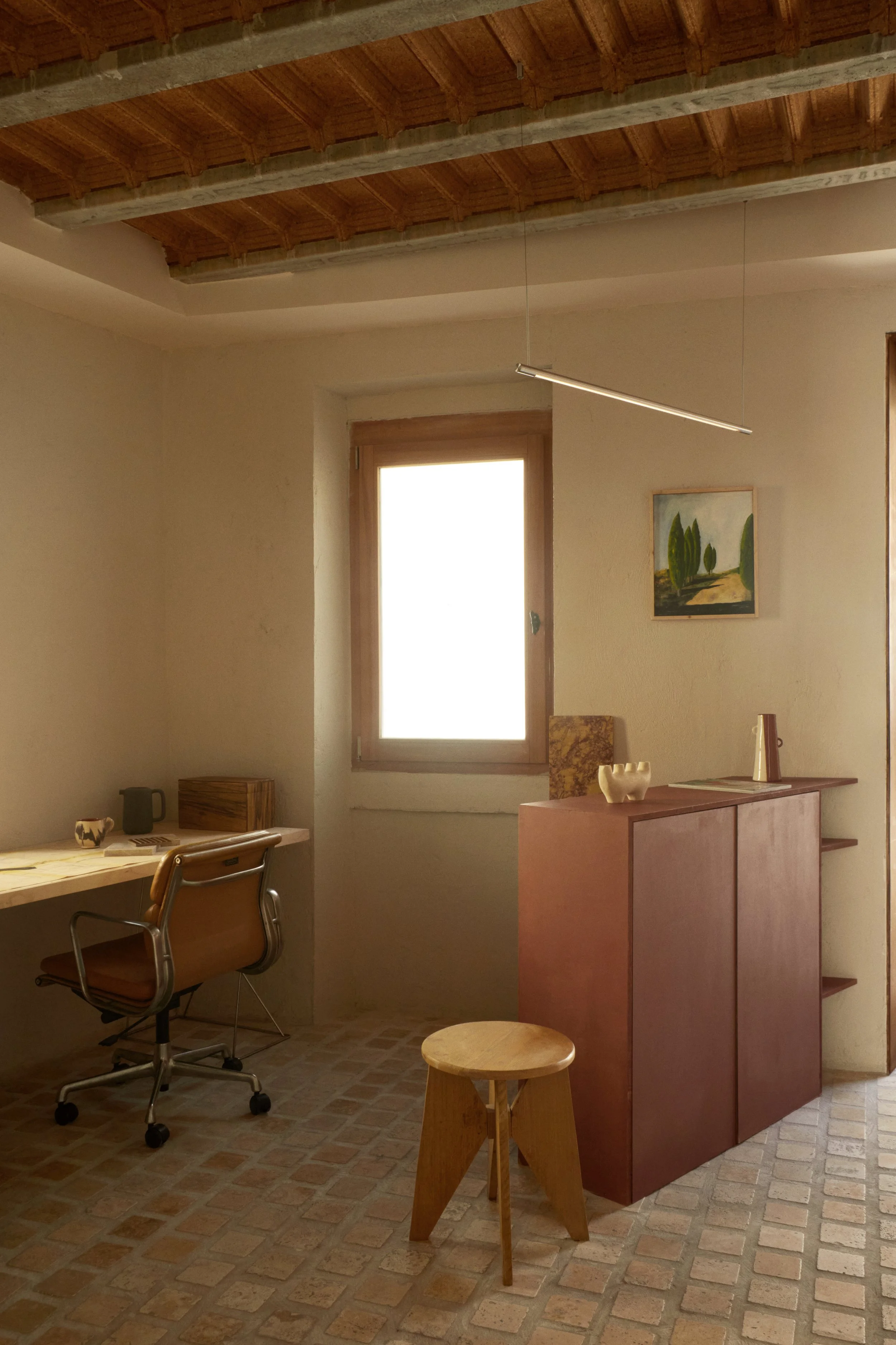 Espace bureau et rangement sur mesure dans cette maison rénovée à Marseille par Local Club. Le sol en terre cuite, les poutres apparentes et les volumes minimalistes créent une atmosphère chaleureuse entre architecture brute et design contemporain.