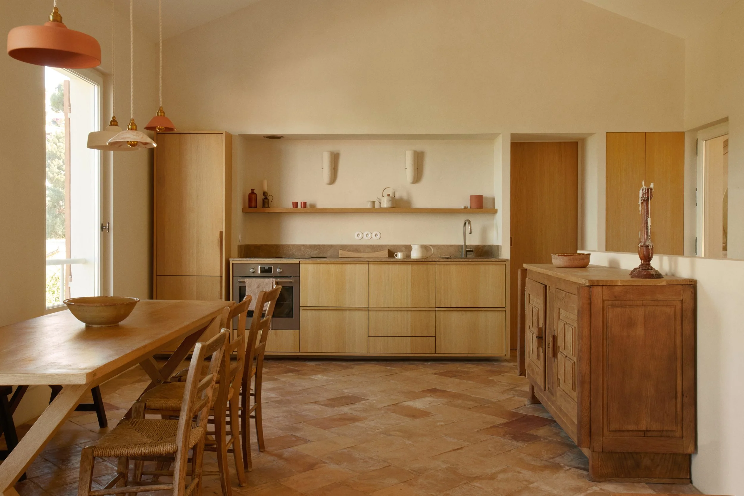 cuisine en chene clair sur mesure dans une maison provencale à cassis