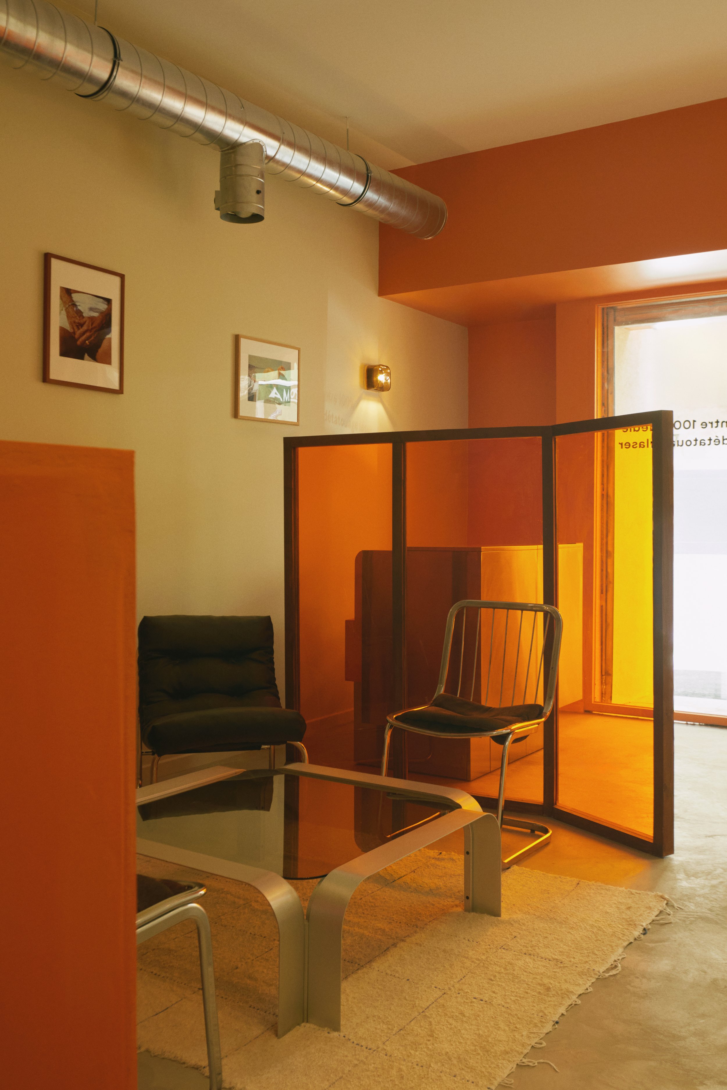 Espace de réception dans un centre esthétique à Marseille conçu par Local Club. Cloisons translucides, teintes chaudes et lumière diffuse structurent un lieu accueillant et intimiste.