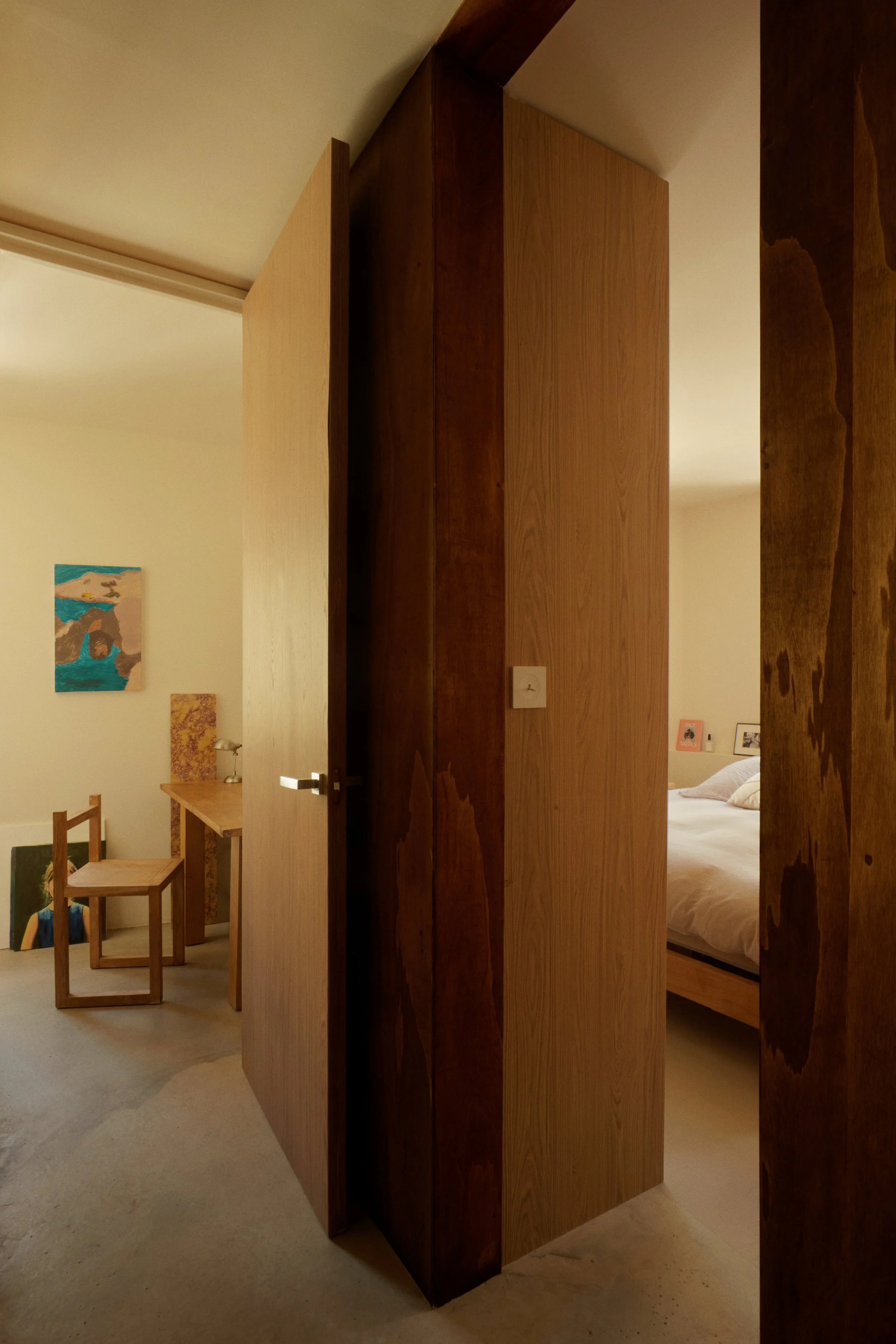 Détail de circulation intérieure dans cette maison contemporaine rénovée à Marseille par Local Club. Les volumes en chêne sur mesure structurent l’espace et créent une transition fluide entre les pièces, dans une esthétique minimaliste et chaleureuse