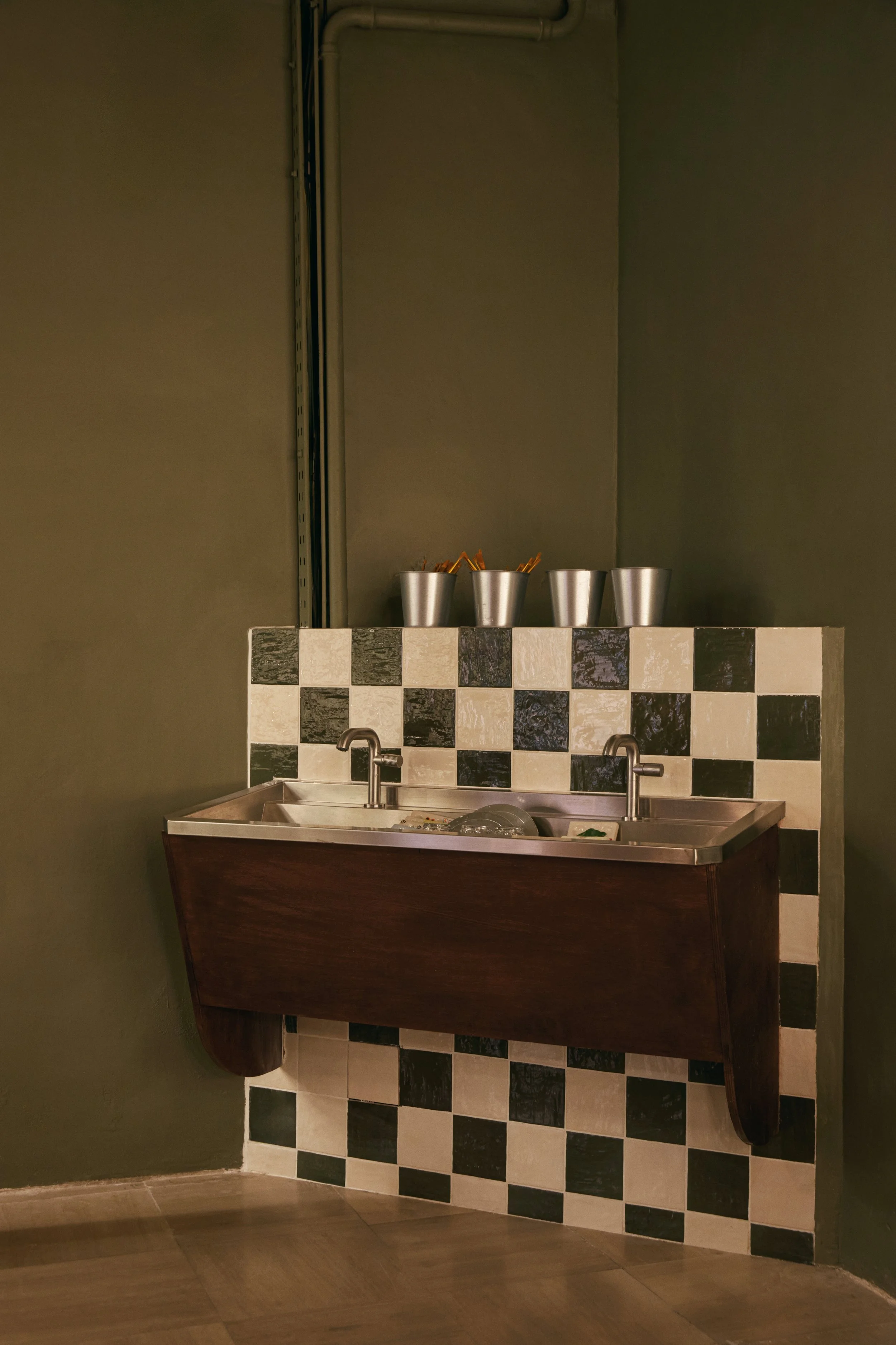 Aménagement de l’espace lave main du café-atelier Barbotyne, conçu avec le même niveau d’exigence que les zones visibles.
Le design intègre ici les contraintes fonctionnelles tout en maintenant une cohérence esthétique avec le reste du lieu.
Chez Loc