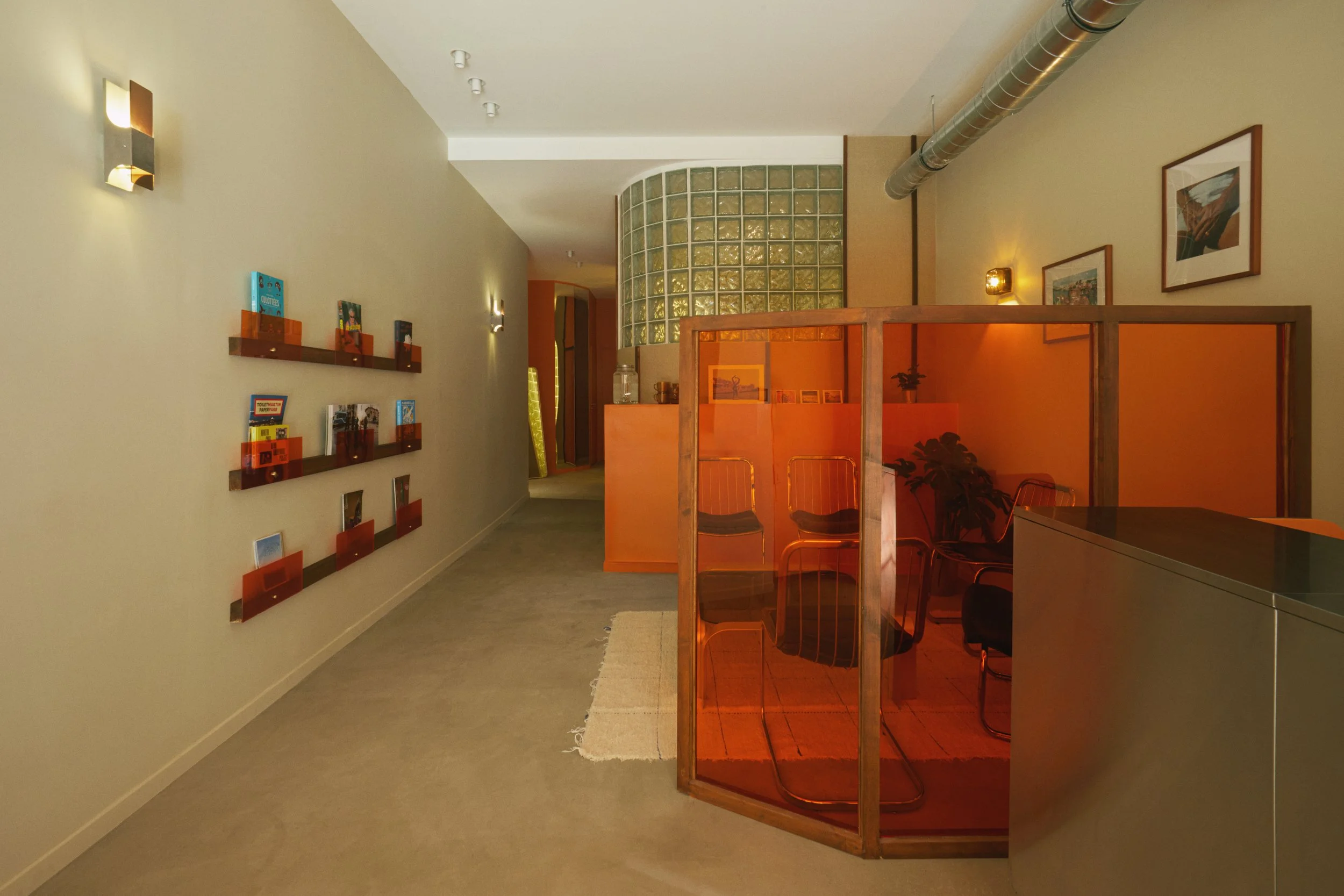 Vue d’ensemble de l’espace d’attente et de circulation dans un centre de détatouage laser à Marseille, conçu par Local Club. Architecture intérieure fluide, jeux de transparence et palette chaude pour structurer le parcours client.