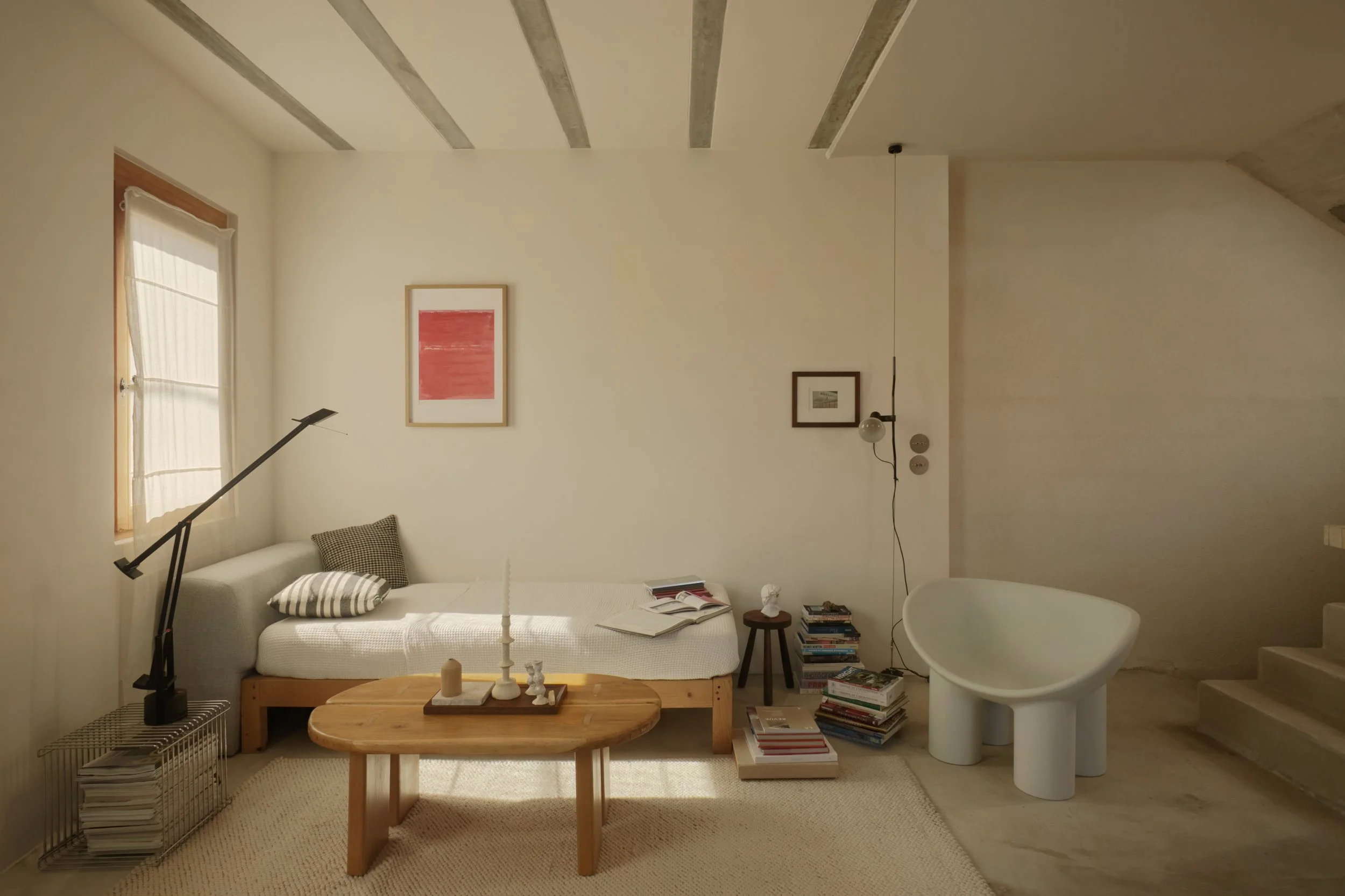 Pièce de vie d’une maison contemporaine rénovée à Marseille par Local Club. Béton minéral, mobilier sculptural et lumière naturelle composent un intérieur épuré aux lignes sobres et chaleureuses.