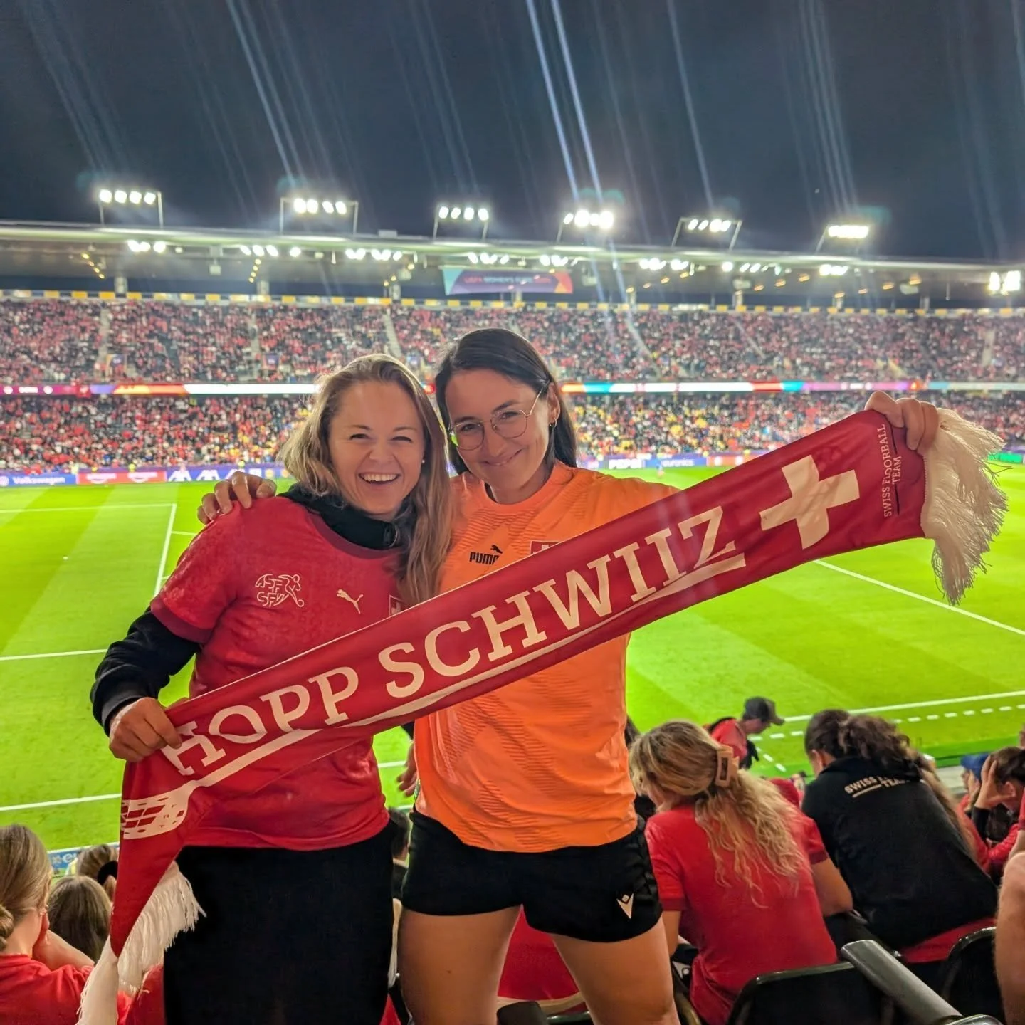 Nicht nur auf, sondern auch neben dem Feld ist es jedes Mal eine riesige Freude, mit euch unterwegs zu sein! 🇨🇭🫶

#swiss #nationalteam #floorball #football #onenation #womenspower