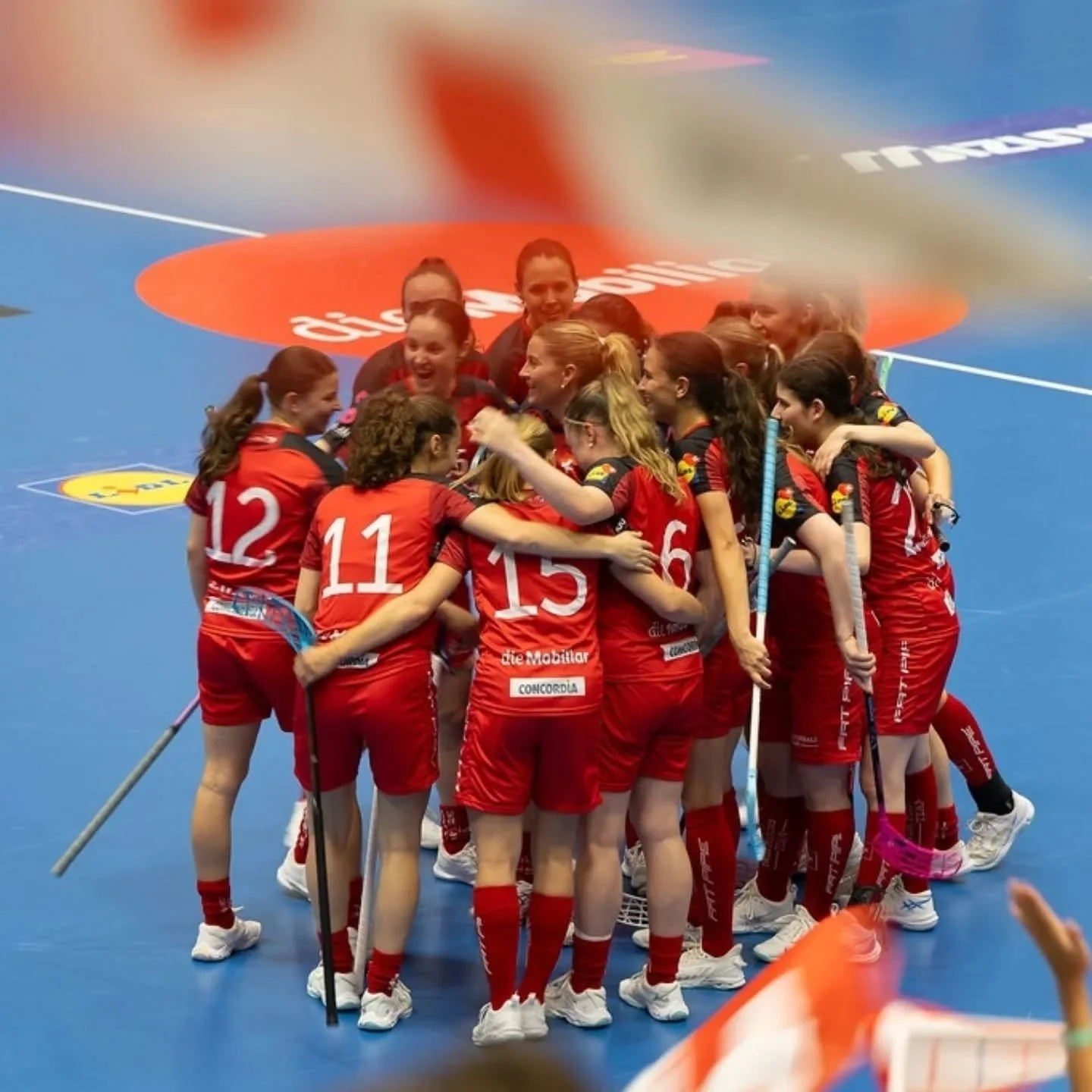 L&auml;nderspiele in Chur &ndash; immer noch total surreal! 😍🇨🇭🥳

Ein riesiges Dankesch&ouml;n an @swissunihockey und @floorballchurunited f&uuml;r die Organisation! 🙌 Es war unglaublich sch&ouml;n, vor dieser genialen Kulisse mit diesem Team sp